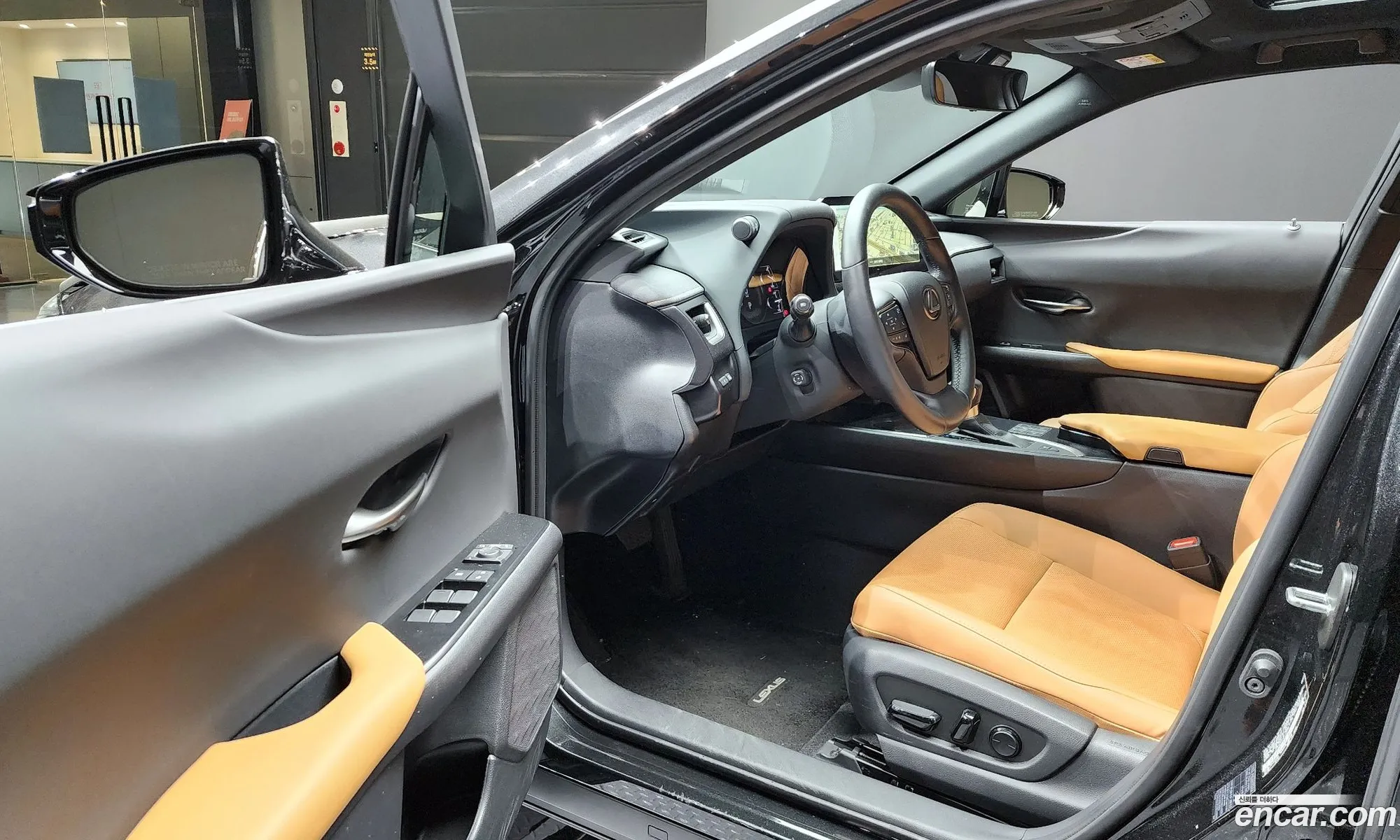 Lexus UX250h 2023 — 8