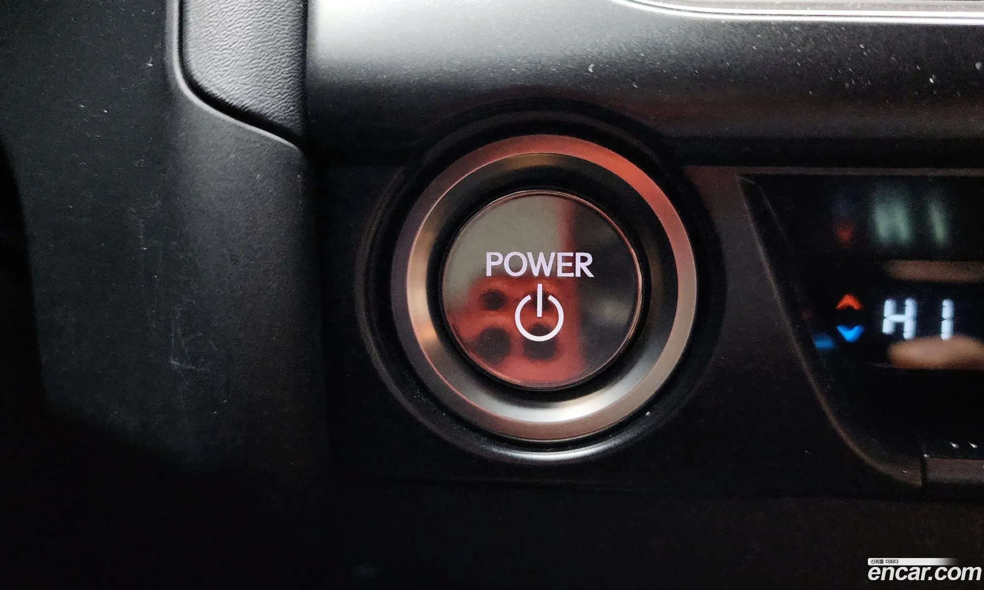 Lexus UX250h 2023 — 17