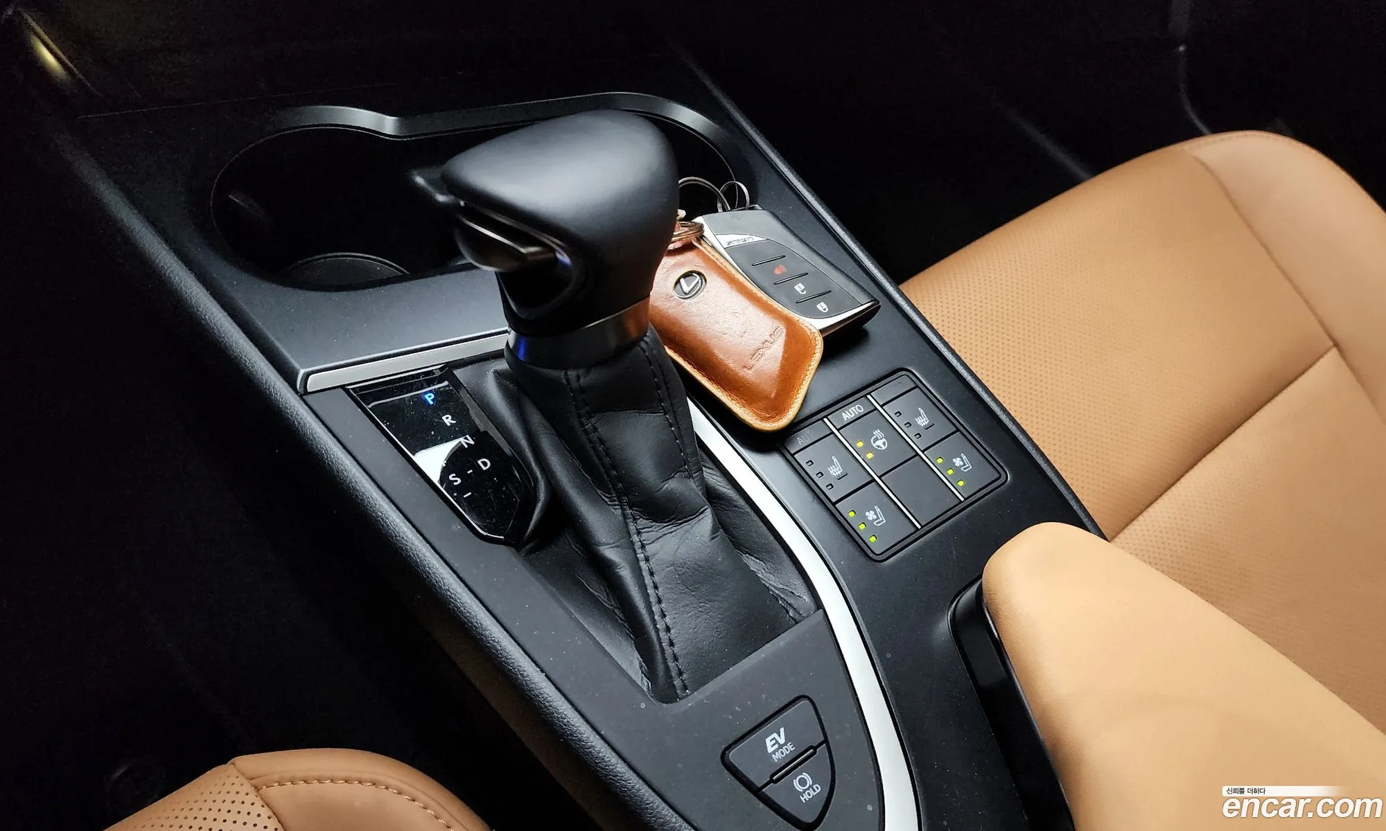 Lexus UX250h 2023 — 11