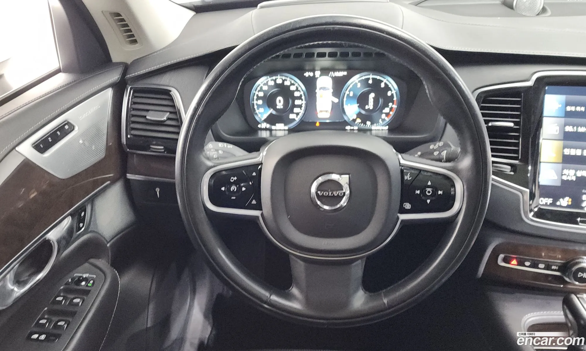 Volvo XC90 2017 YV1LFA22CH1123107 — 17