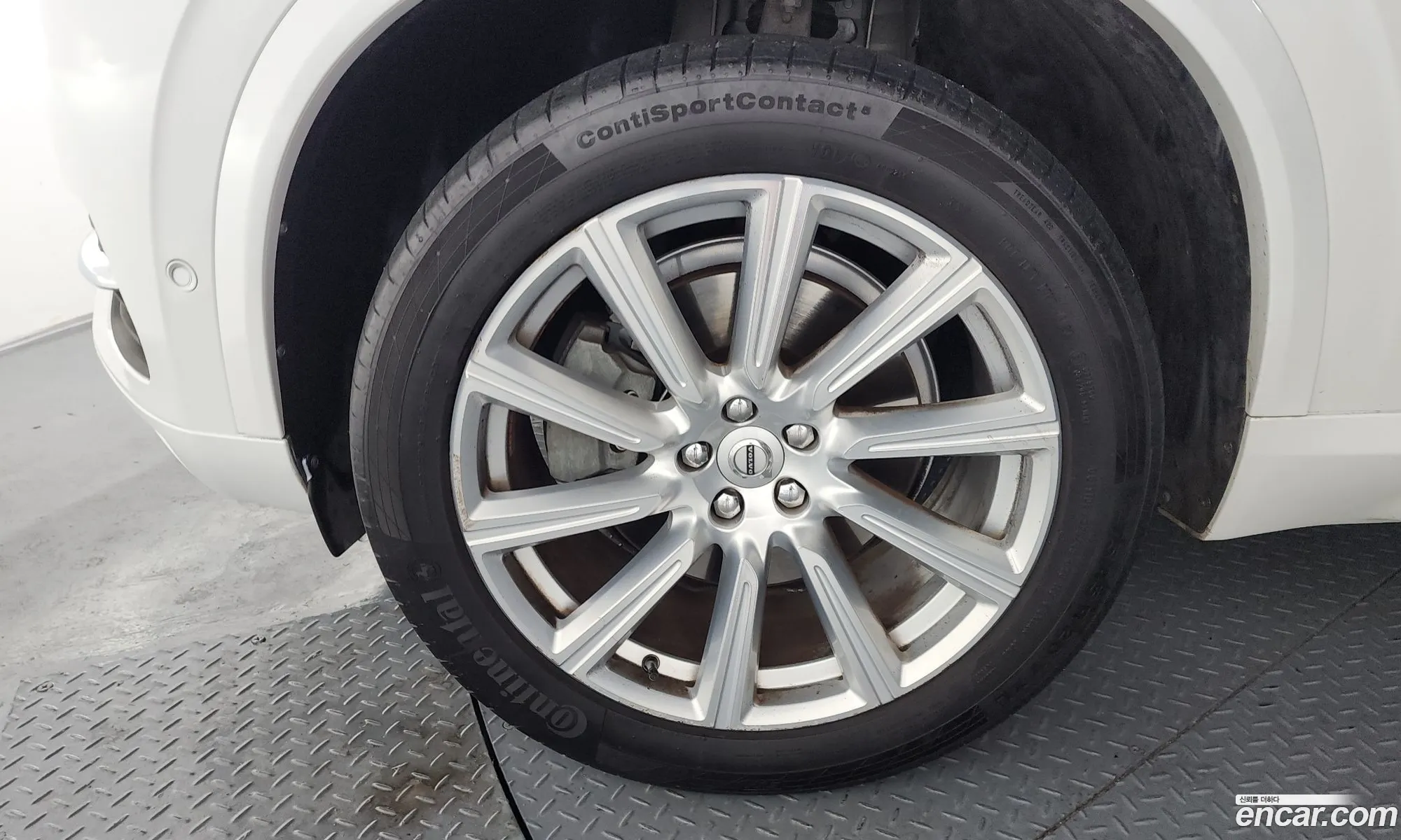 Volvo XC90 2017 YV1LFA22CH1123107 — 3