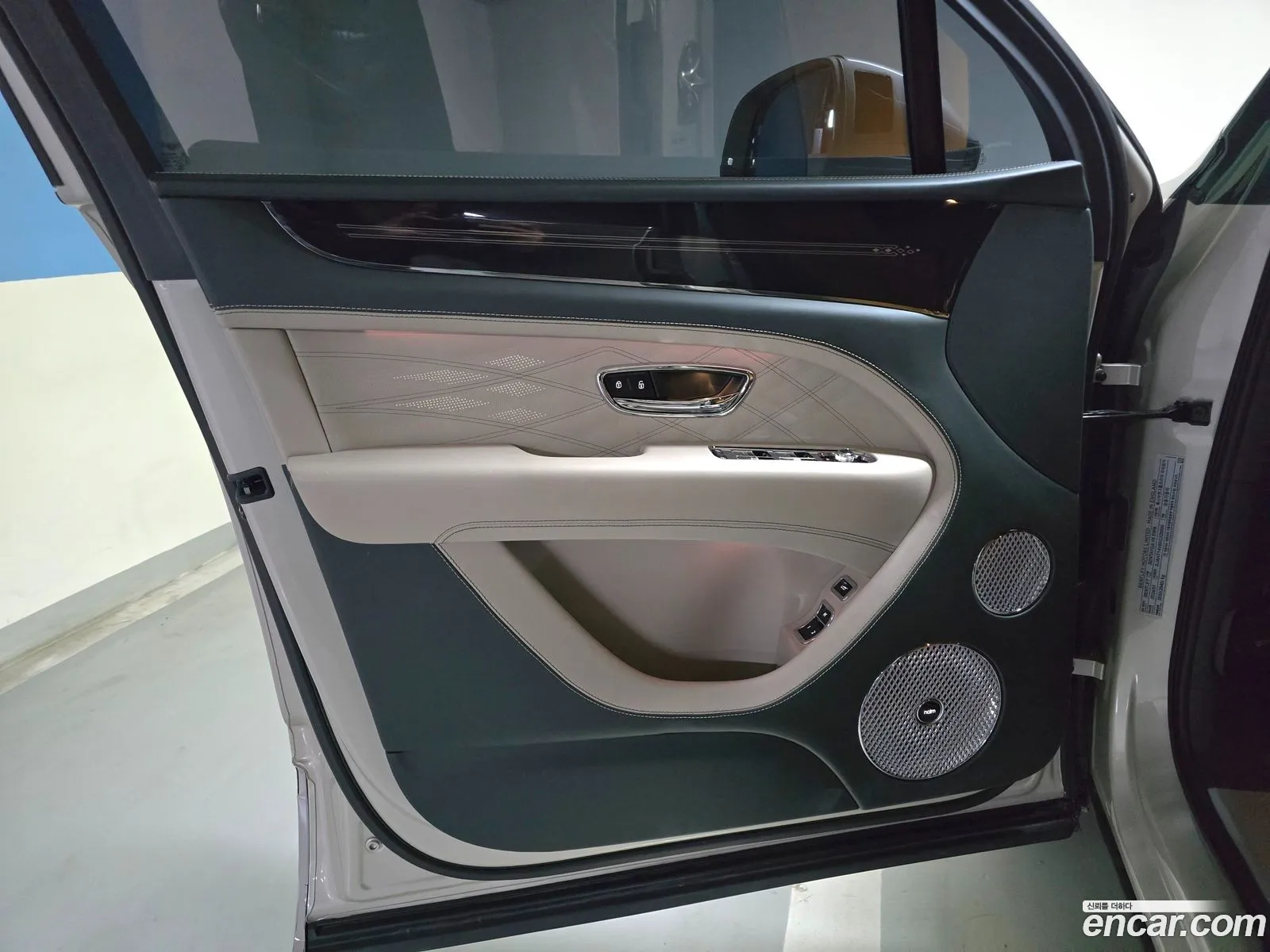 Bentley Bentayga 2024 — 16