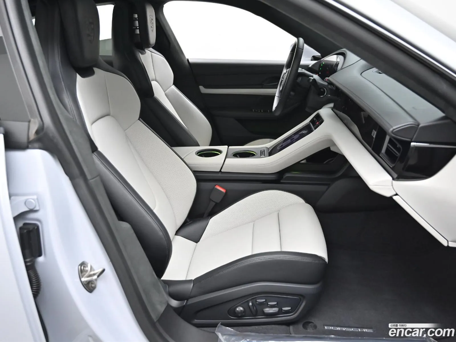 Porsche Taycan 2025 — 3