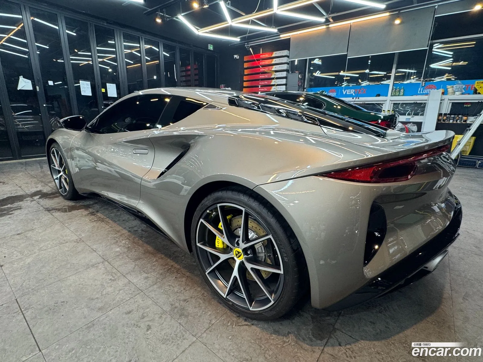 Lotus Emira 2024 — 10