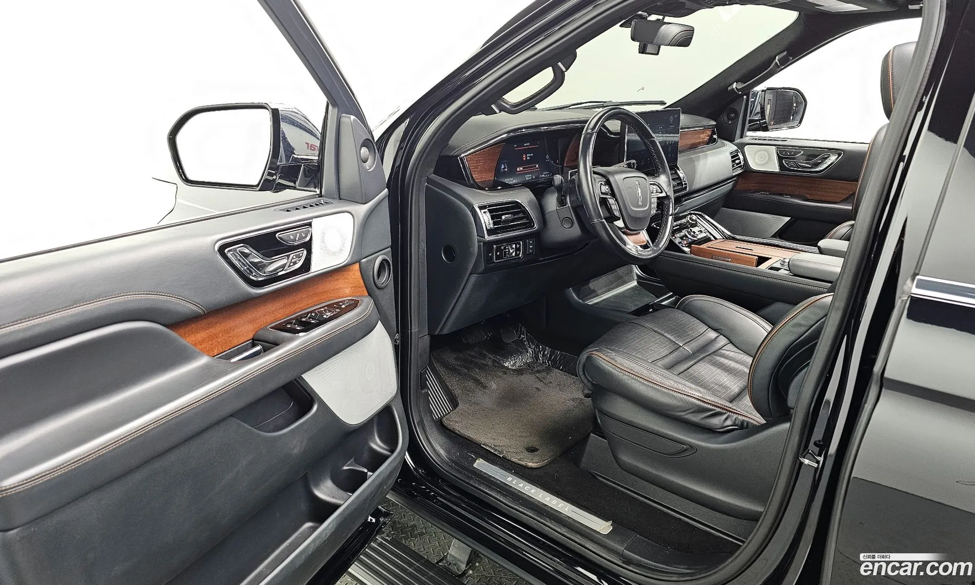 Lincoln Navigator 2023 — 13