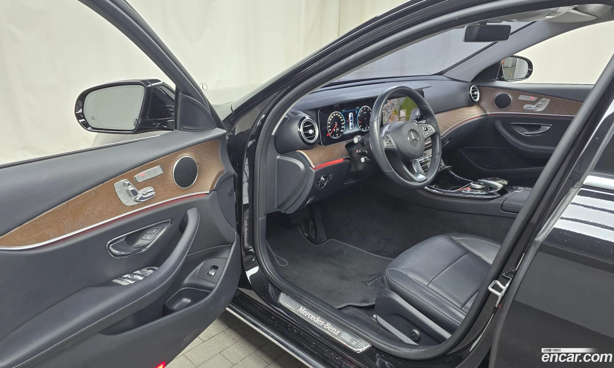 Mercedes-Benz E-Class W213 2017 WDDZF4KB0JA328905 — 17