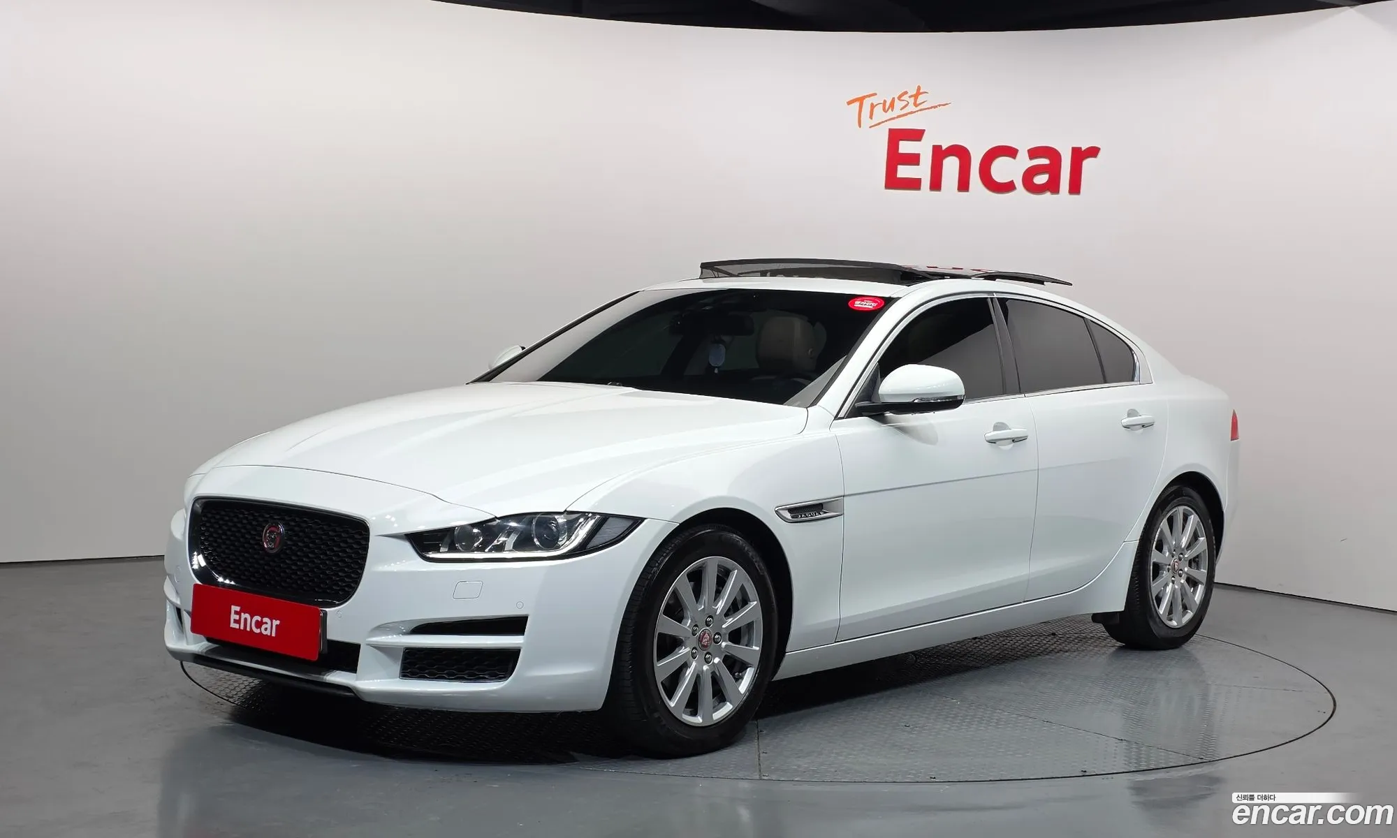 Jaguar XE 2016 — 10