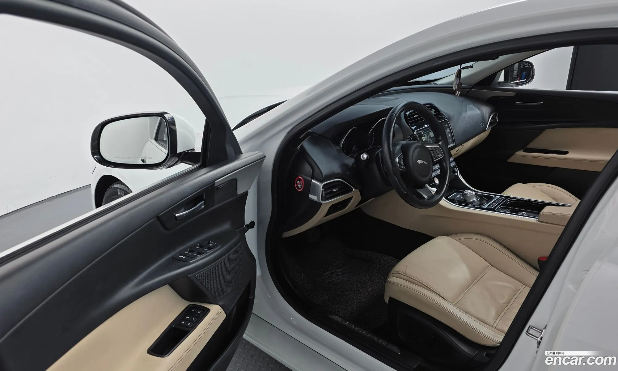 Jaguar XE 2016 — 14