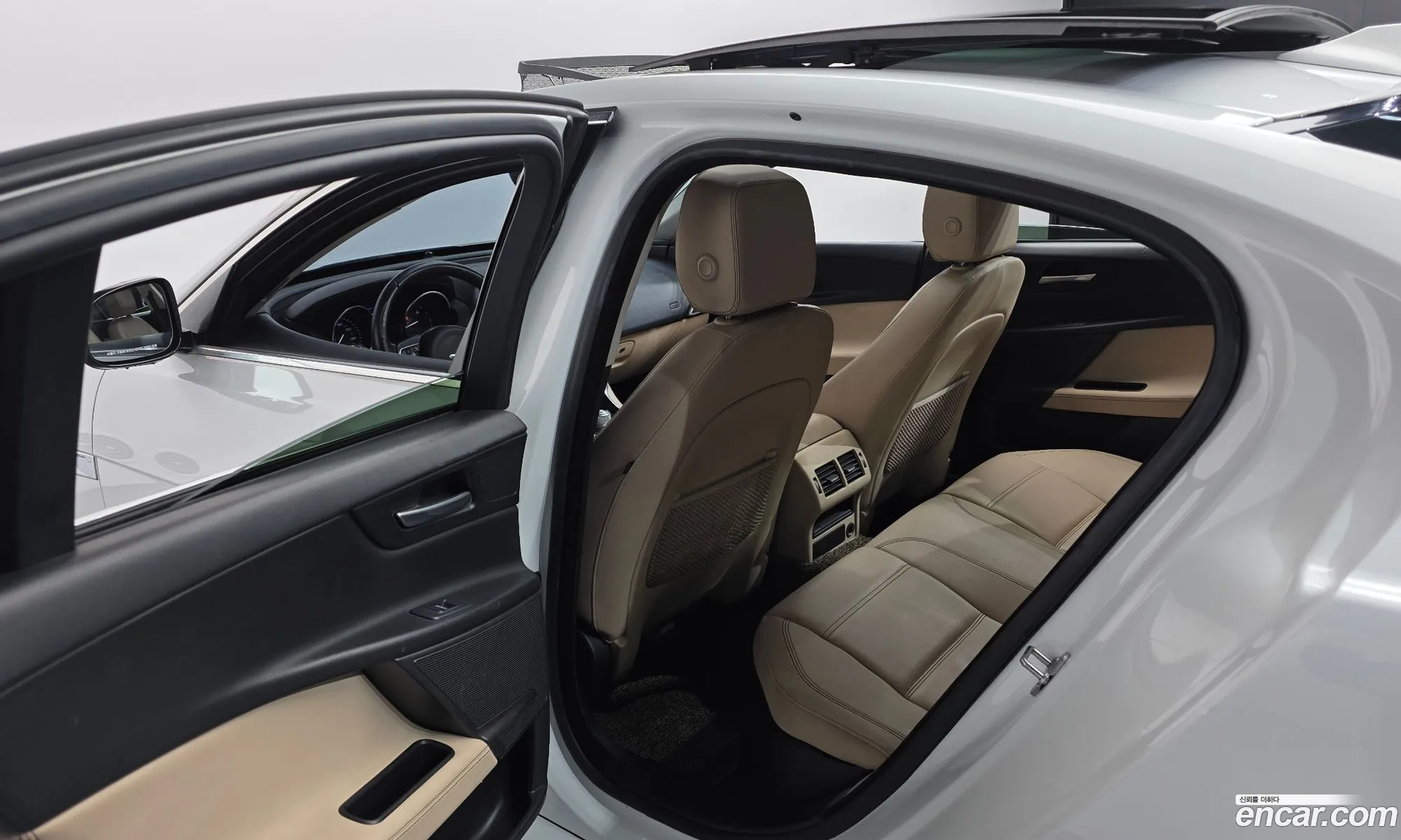 Jaguar XE 2016 — 19