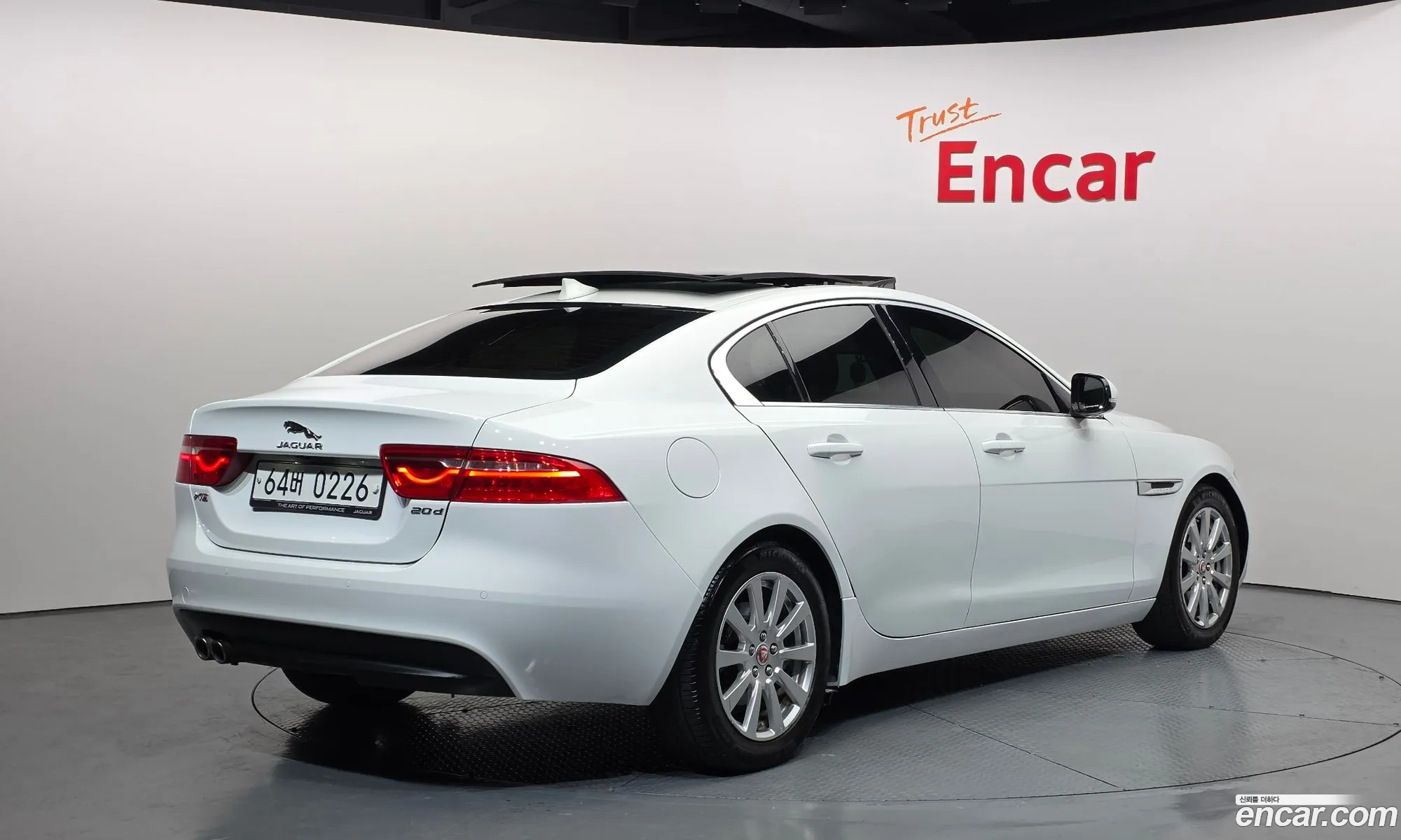Jaguar XE 2016 — 9