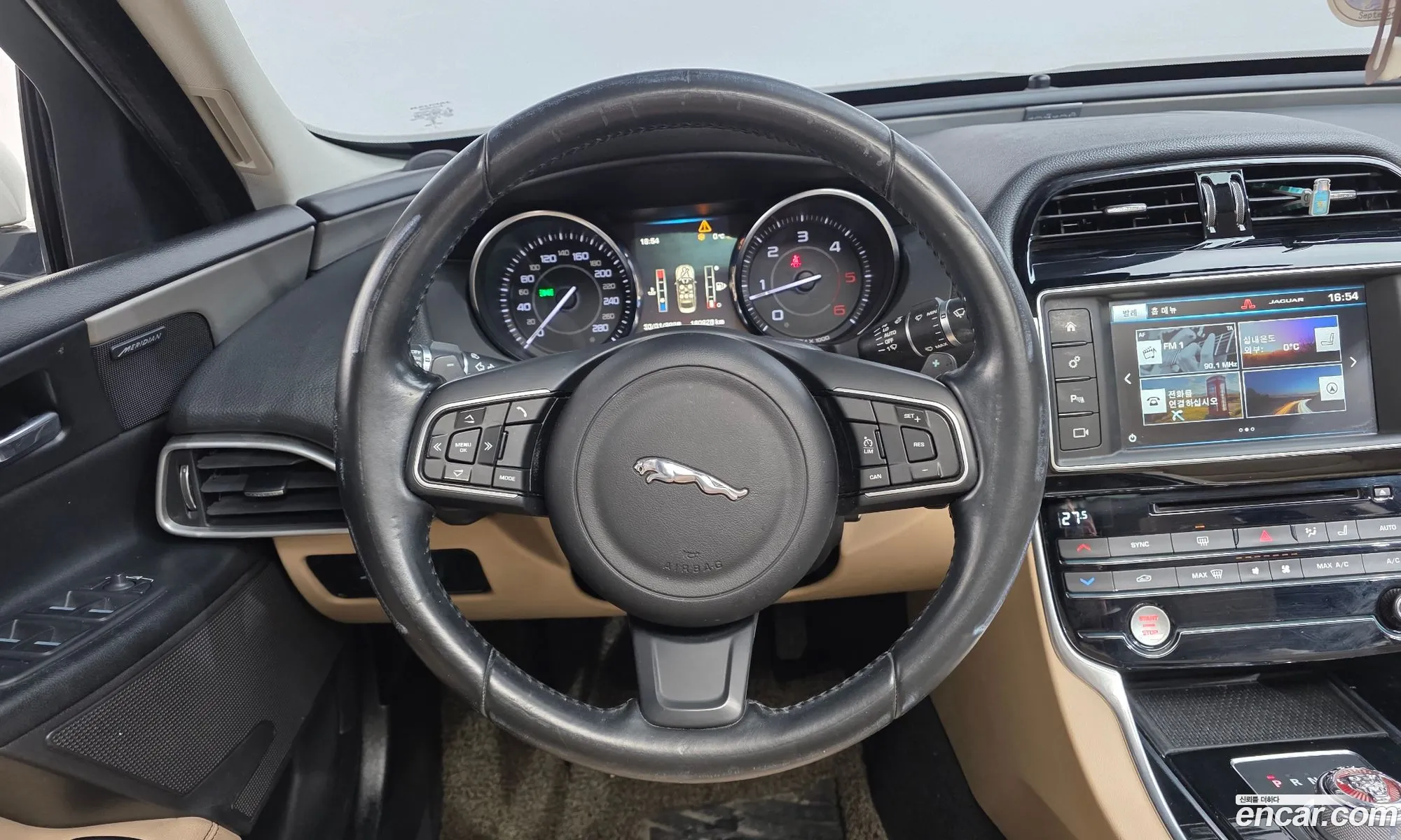 Jaguar XE 2016 — 15