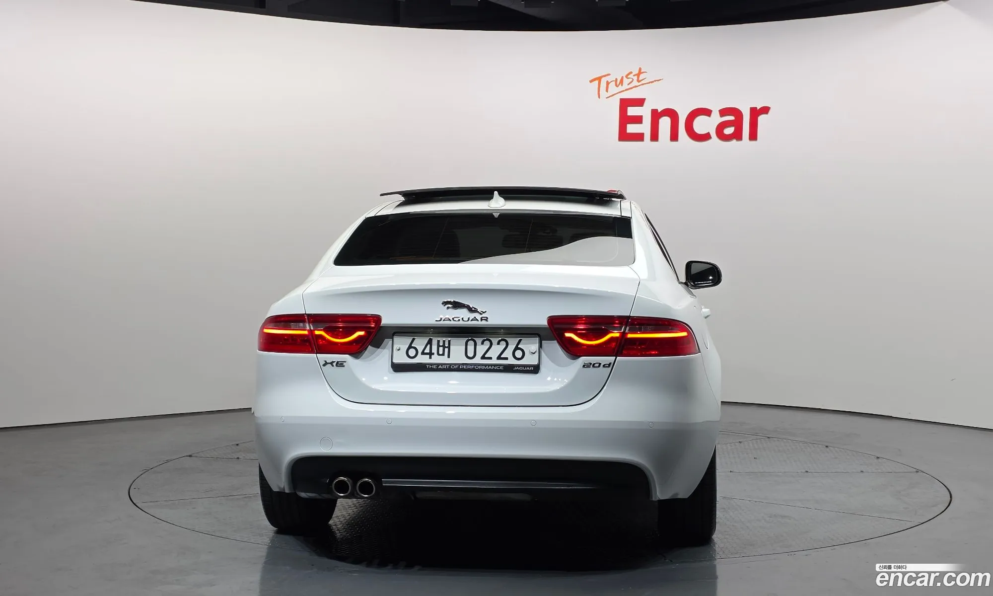 Jaguar XE 2016 — 17