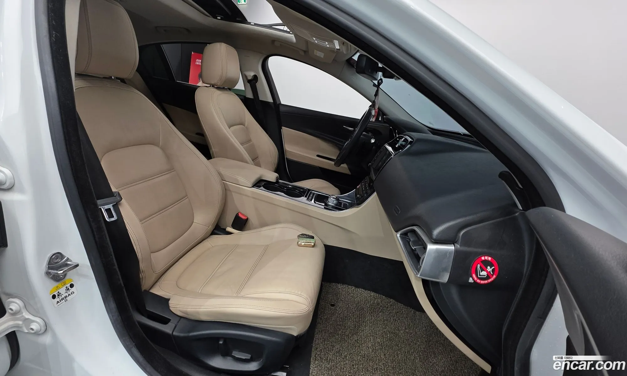 Jaguar XE 2016 — 12