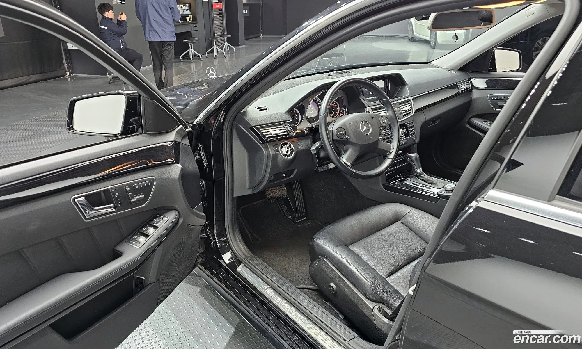 Mercedes-Benz E-Class W212 2011 WDDHF4JB7BA397671 — 11