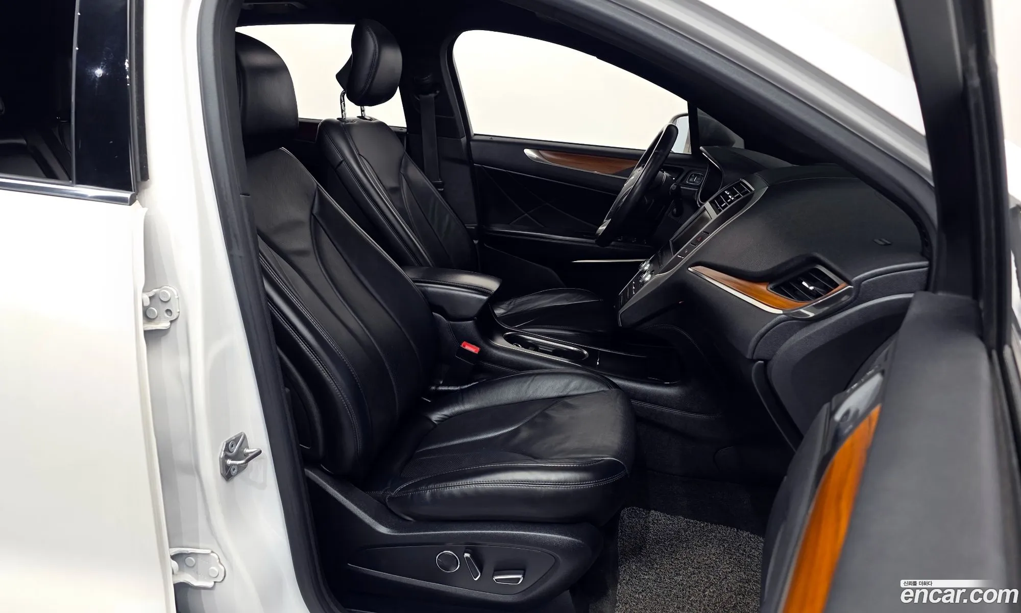 Lincoln MKC 2016 5LMCJ3D97GUJ12259 — 18