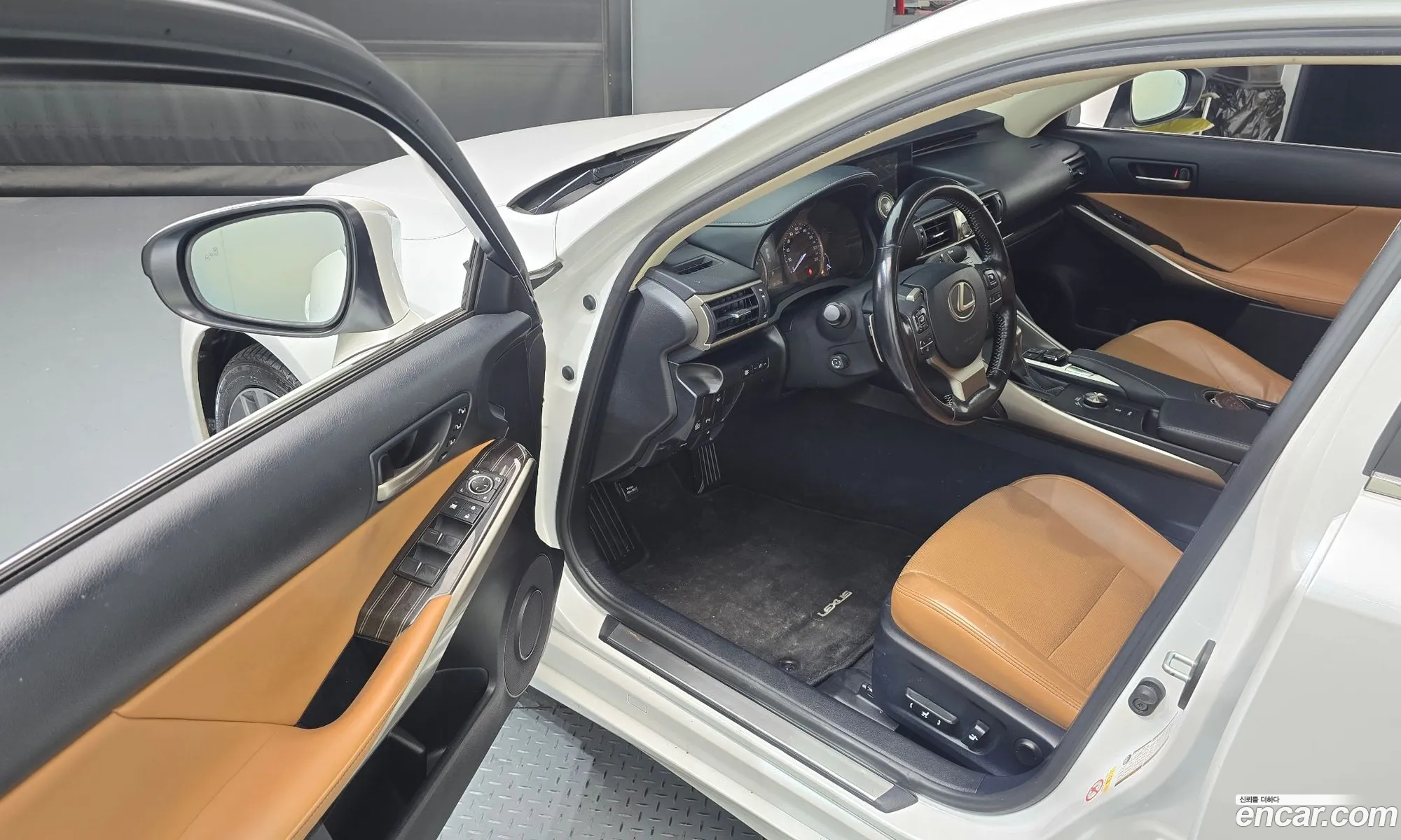 Lexus IS200t 2017 JTHBA5D23H5057661 — 14