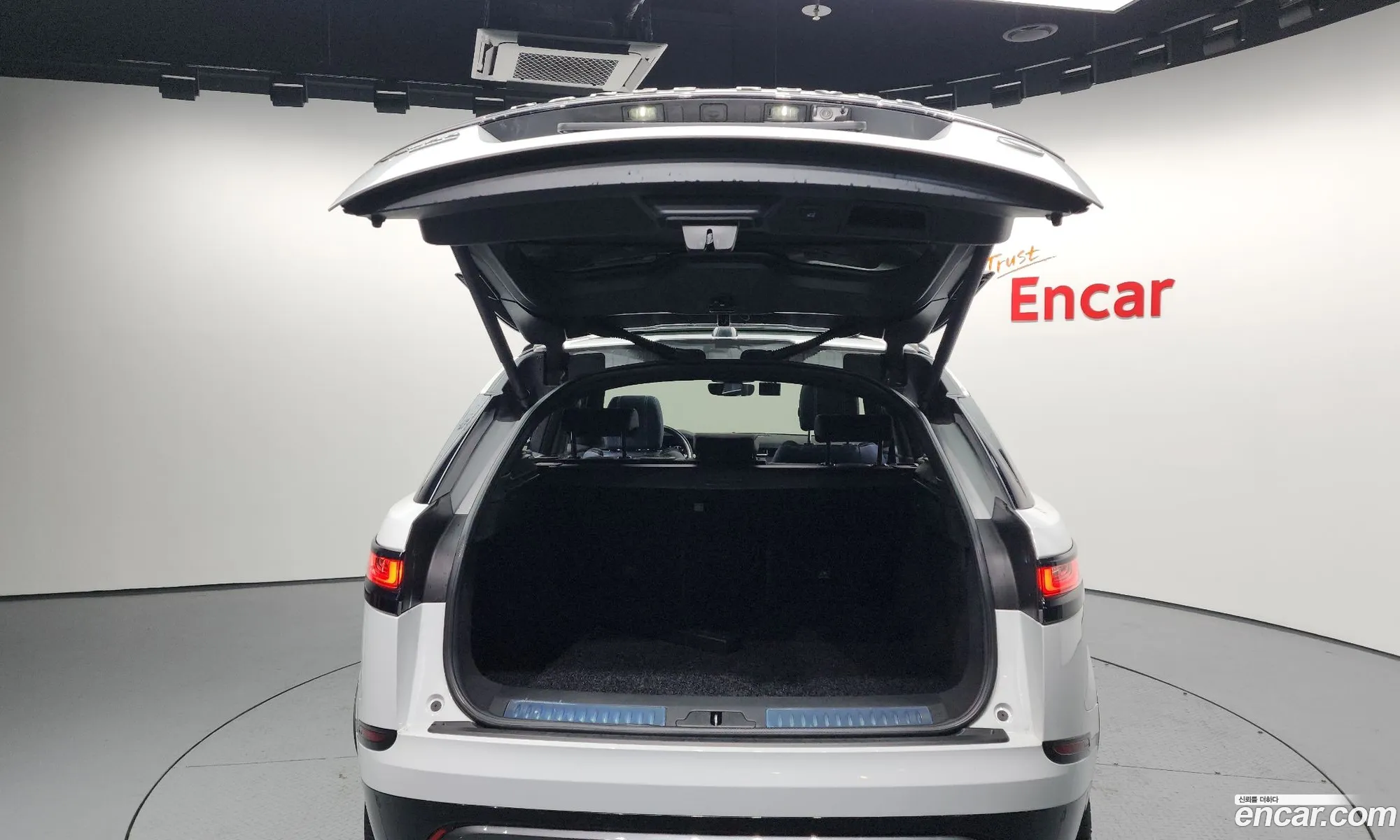 Land Rover Range Rover Velar 2019 — 14