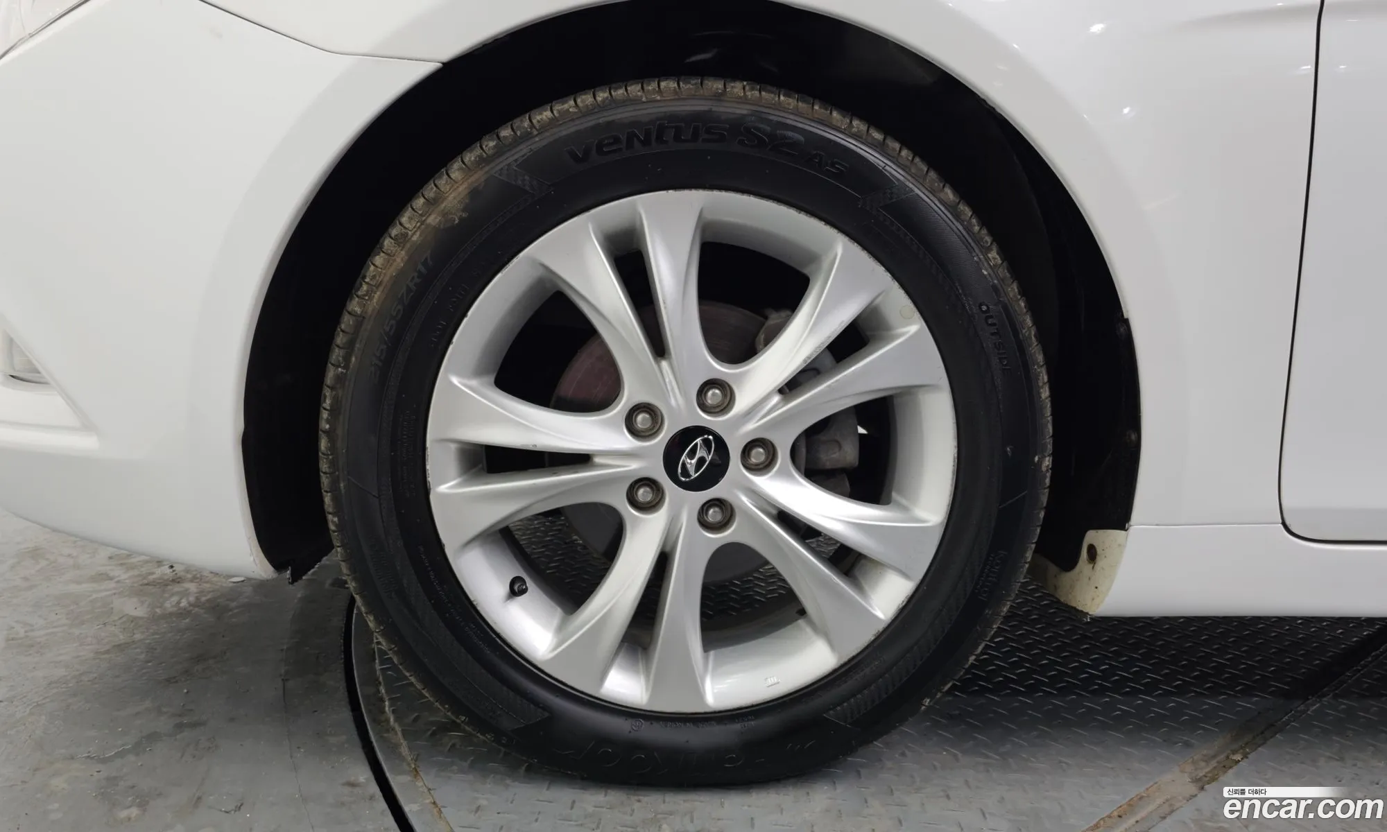 Hyundai YF Sonata 2010 — 17