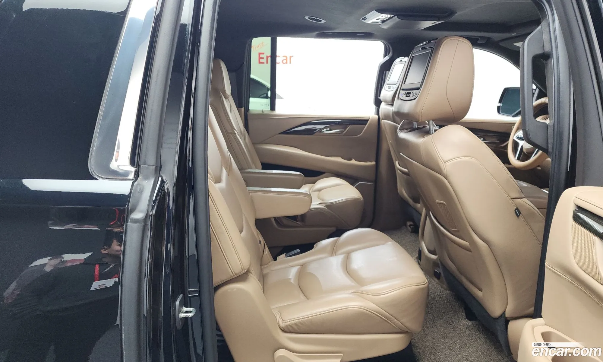 Cadillac Escalade 2018 1GYS4KKJ3KR116607 — 18