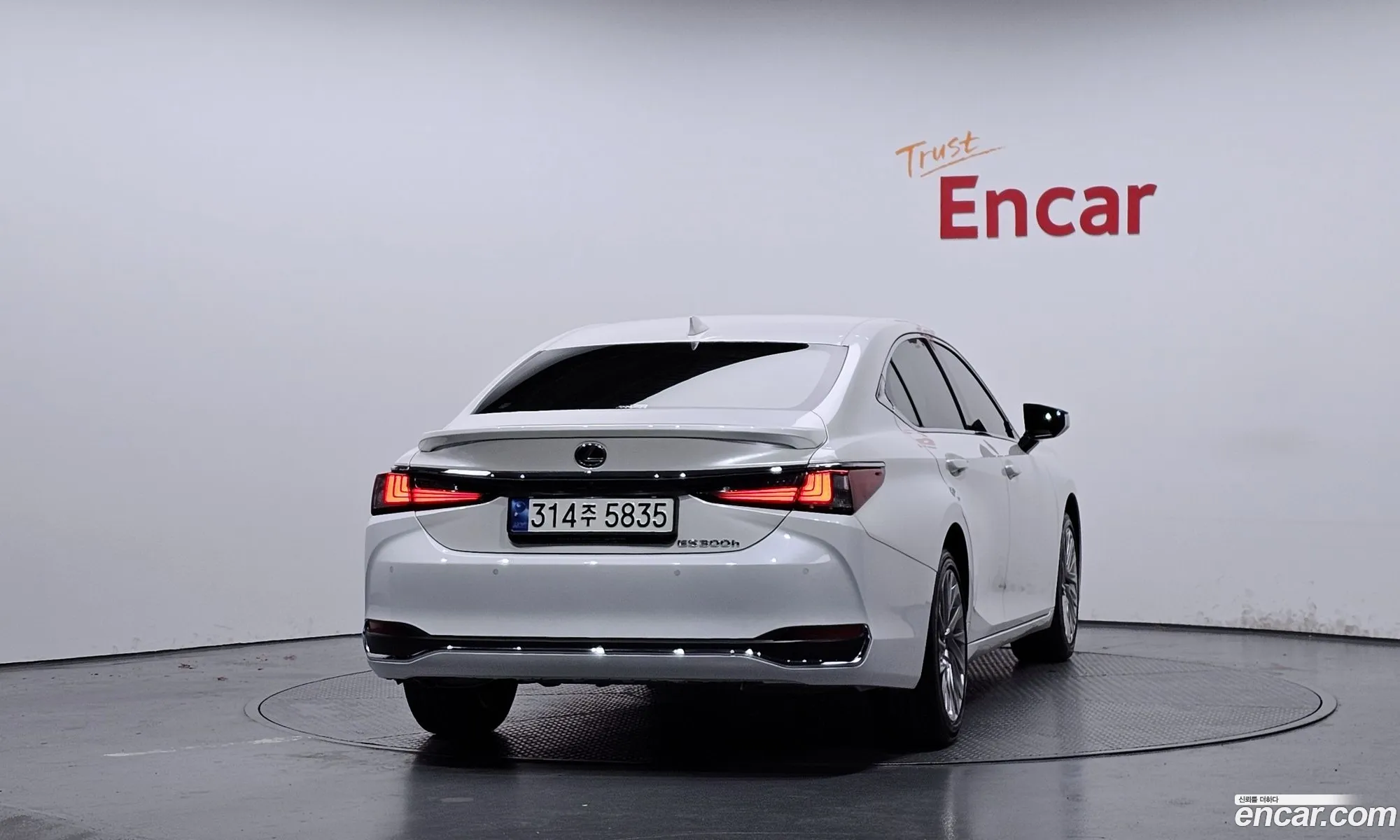 Lexus ES300h 7th Gen 2023 — 17