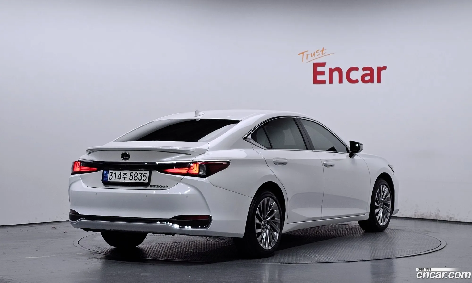 Lexus ES300h 7th Gen 2023 — 5