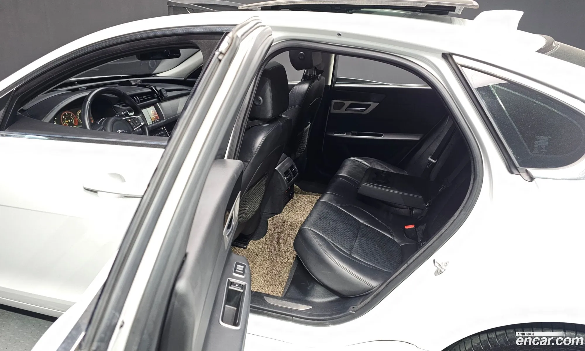 Jaguar XF 2018 — 14