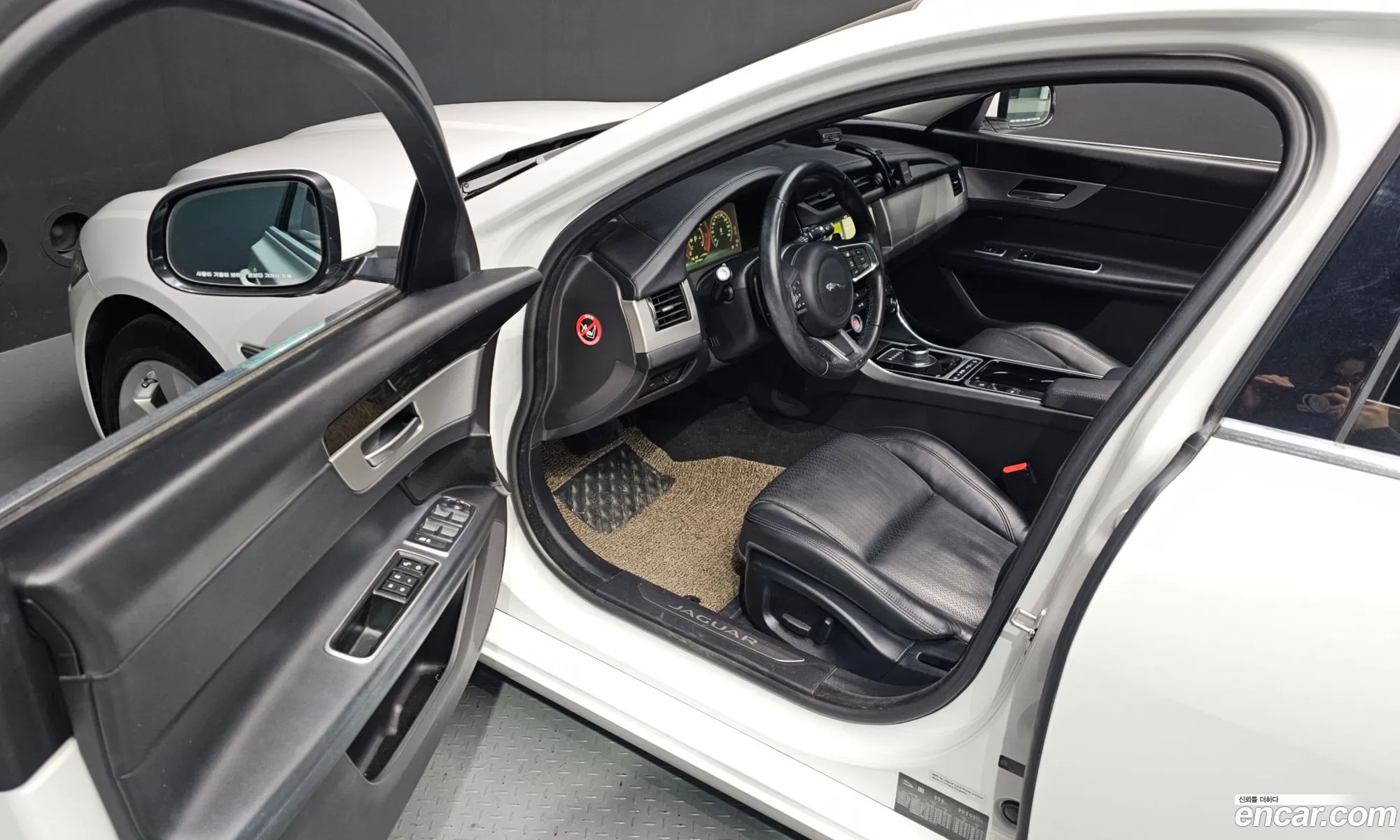 Jaguar XF 2018 — 16