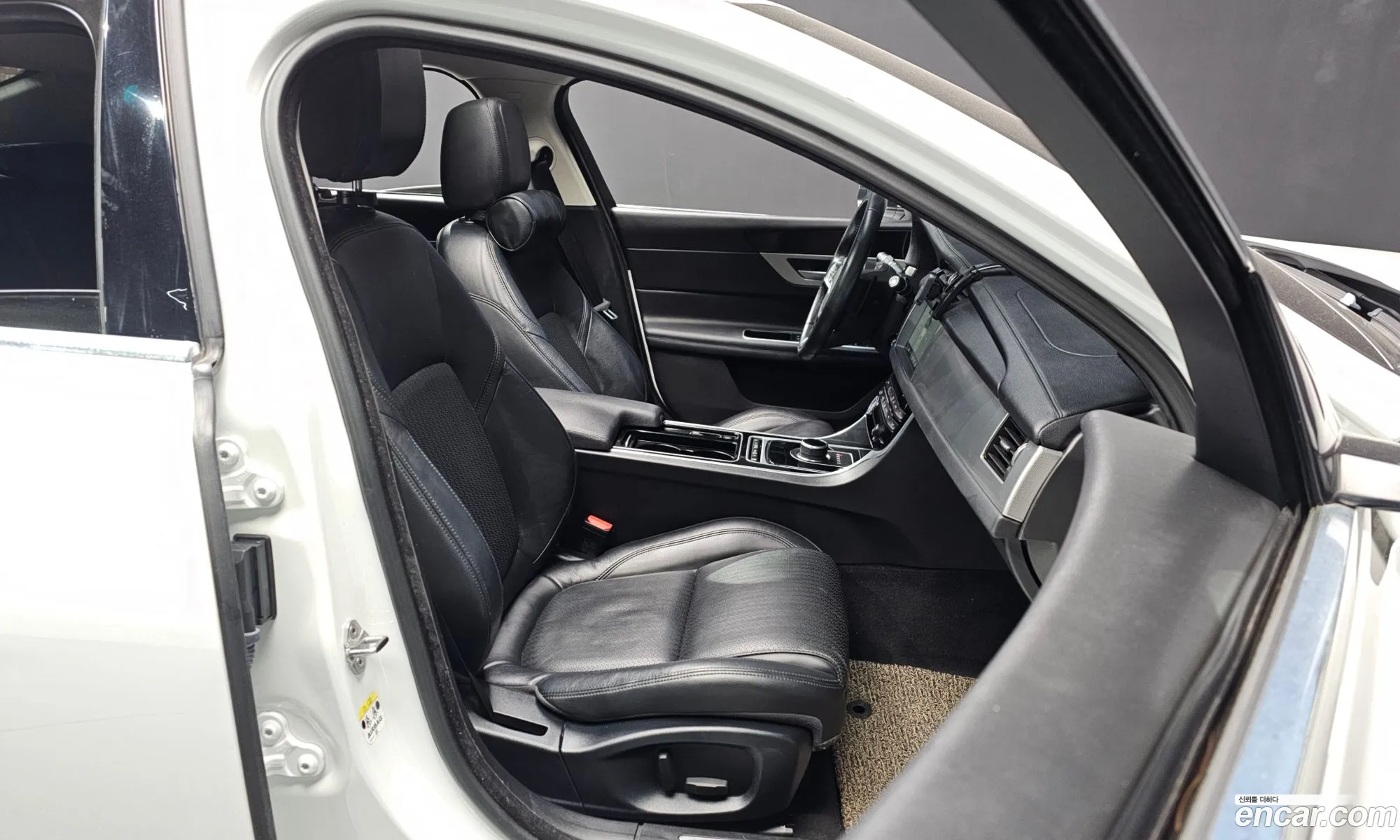 Jaguar XF 2018 — 17