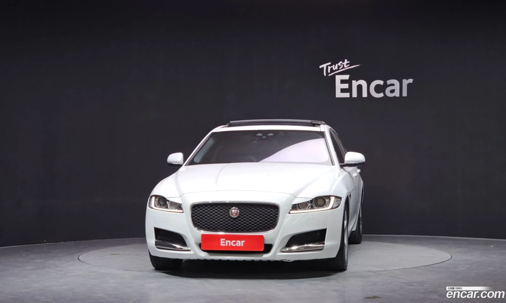 Jaguar XF 2018 — 15