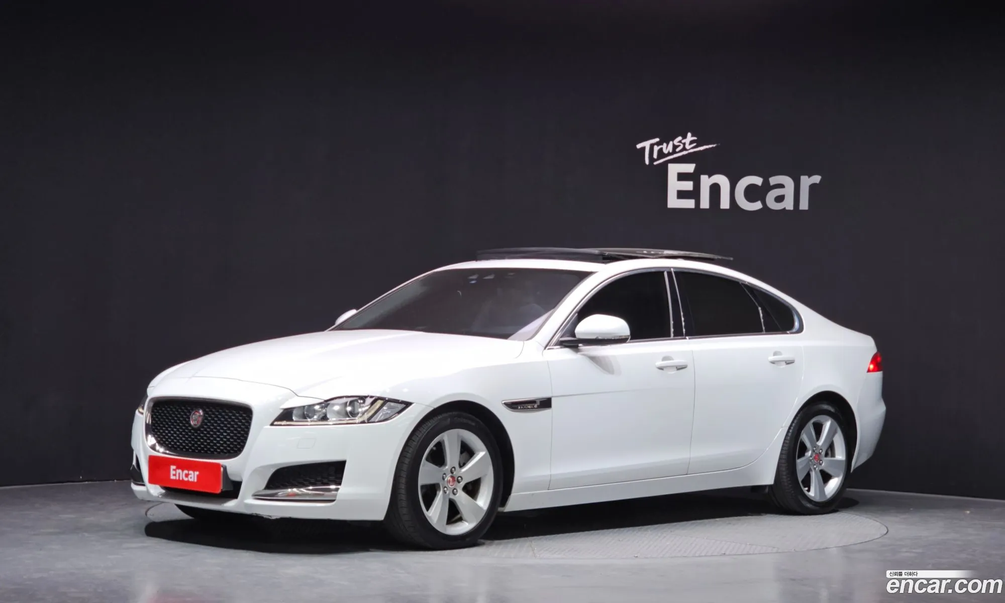 Jaguar XF 2018 — 19