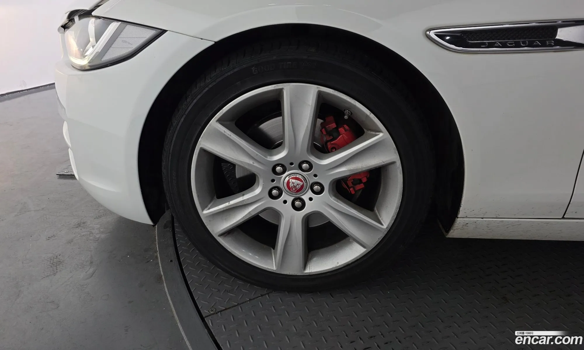 Jaguar XE 2015 — 17