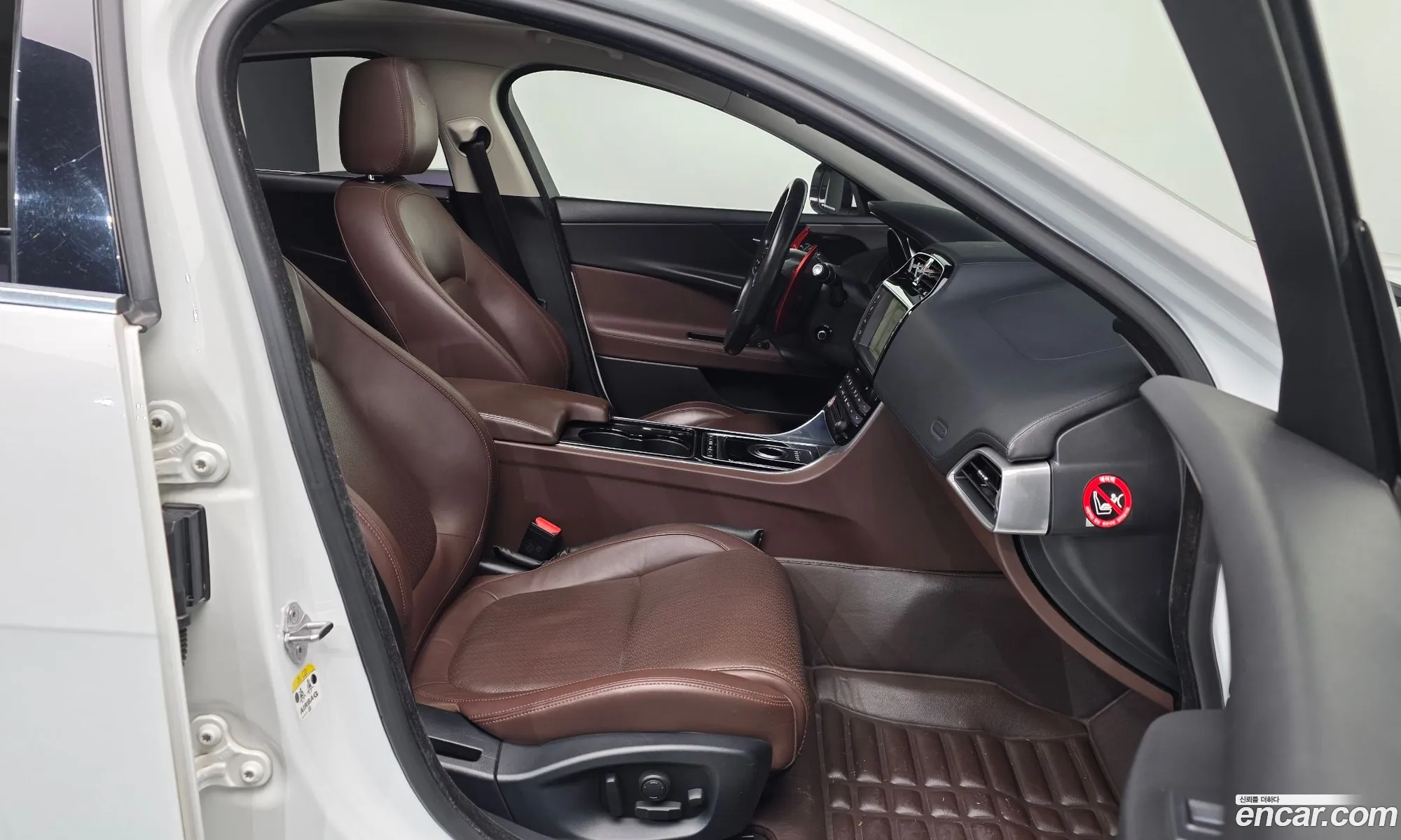 Jaguar XE 2015 — 16