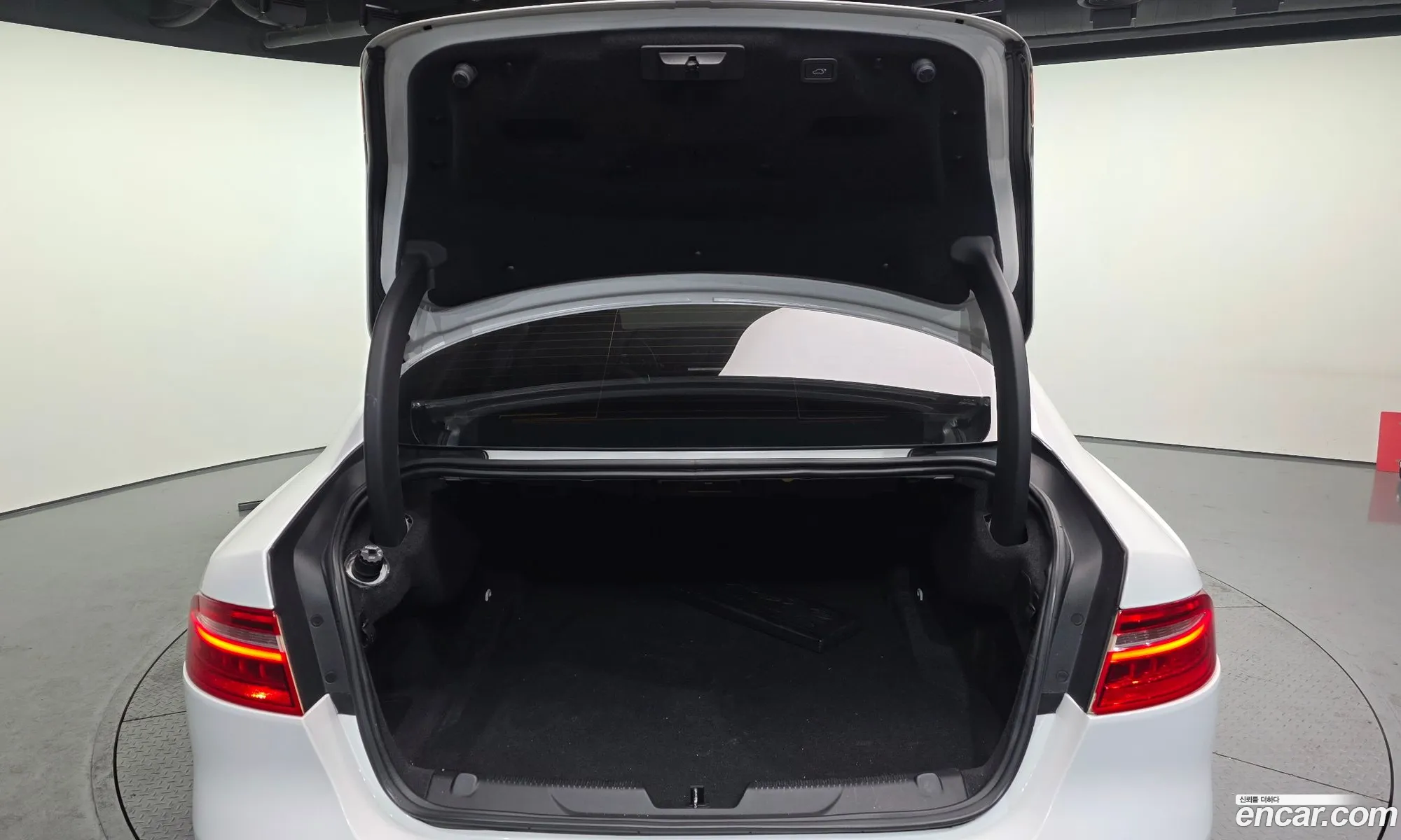 Jaguar XE 2015 — 10