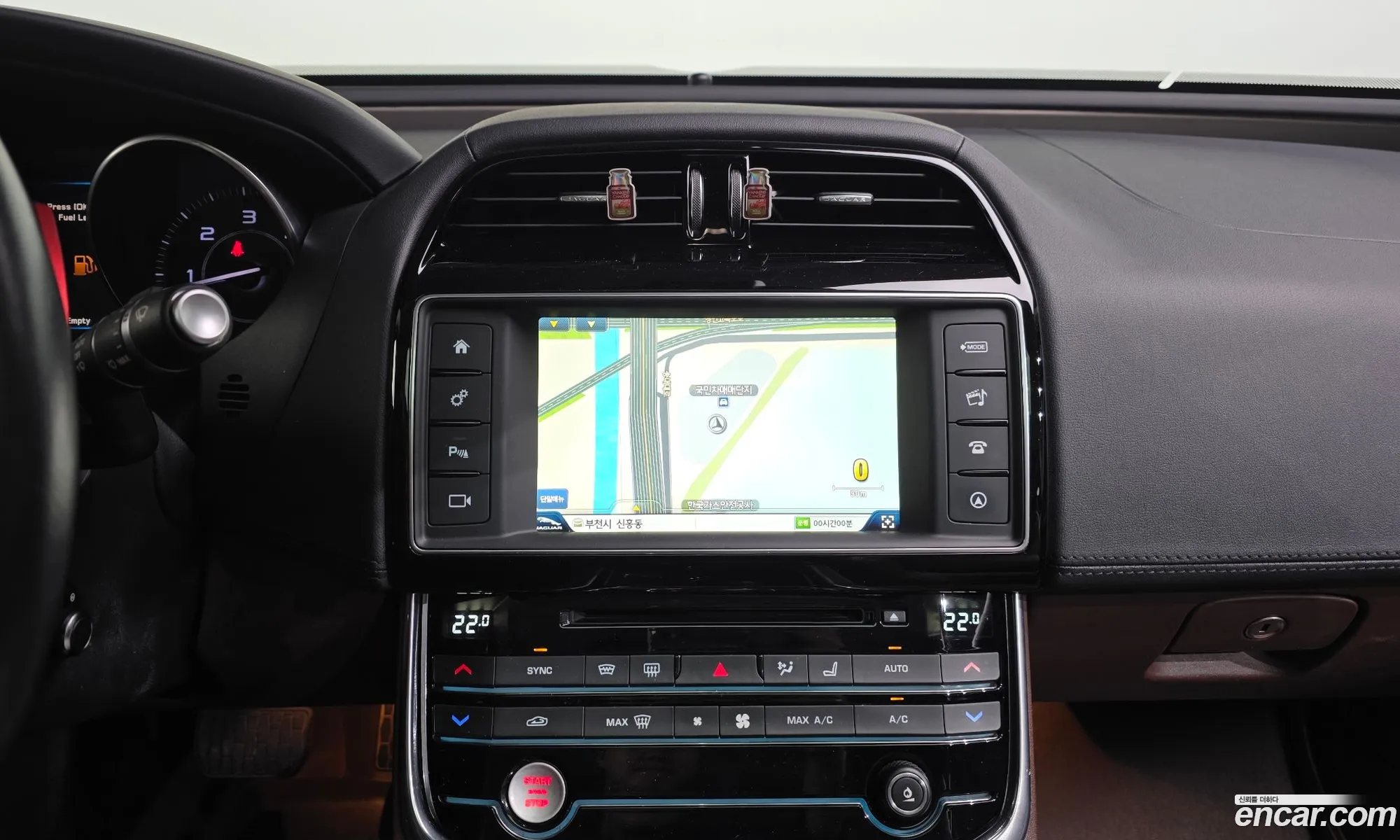 Jaguar XE 2015 — 19
