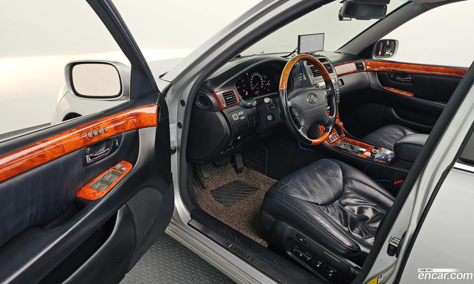 Lexus LS430 2004 JTHBN36F640169886 — 4
