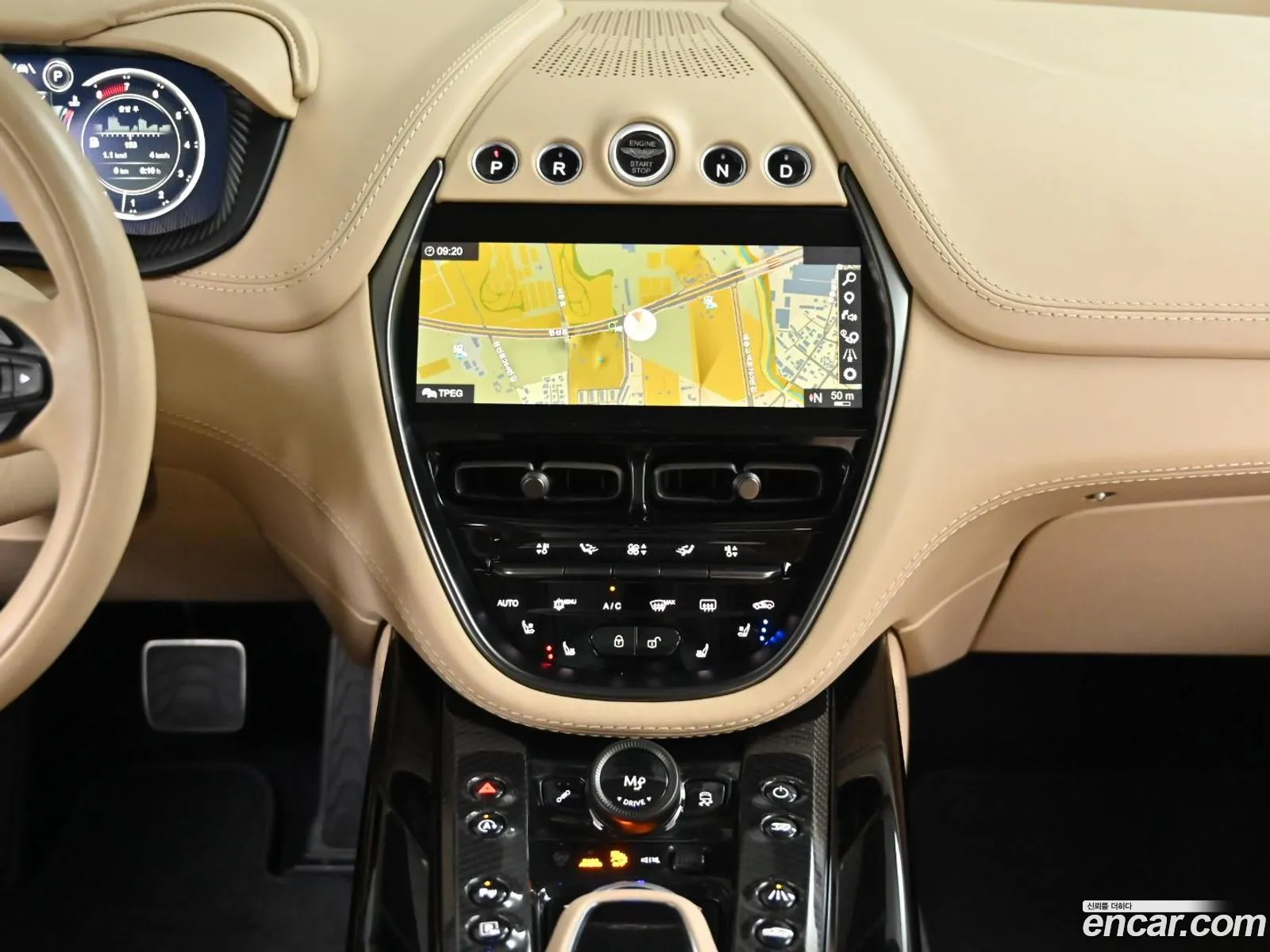Aston Martin DBX 2023 — 9