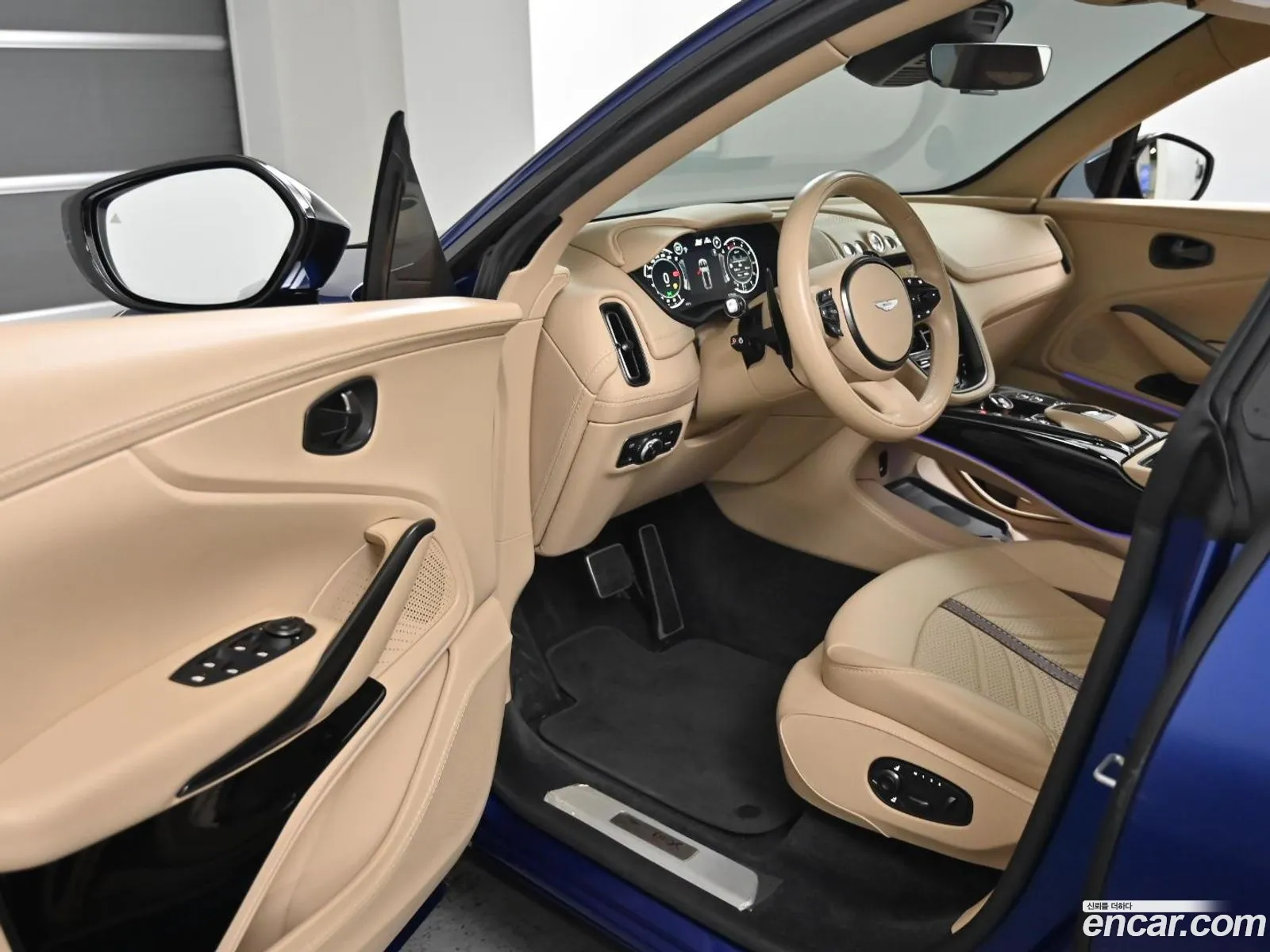 Aston Martin DBX 2023 — 16