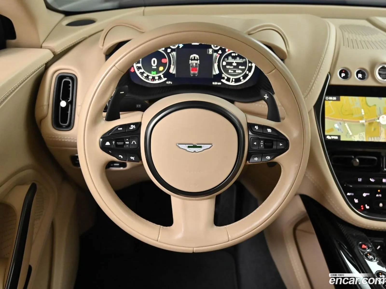 Aston Martin DBX 2023 — 10
