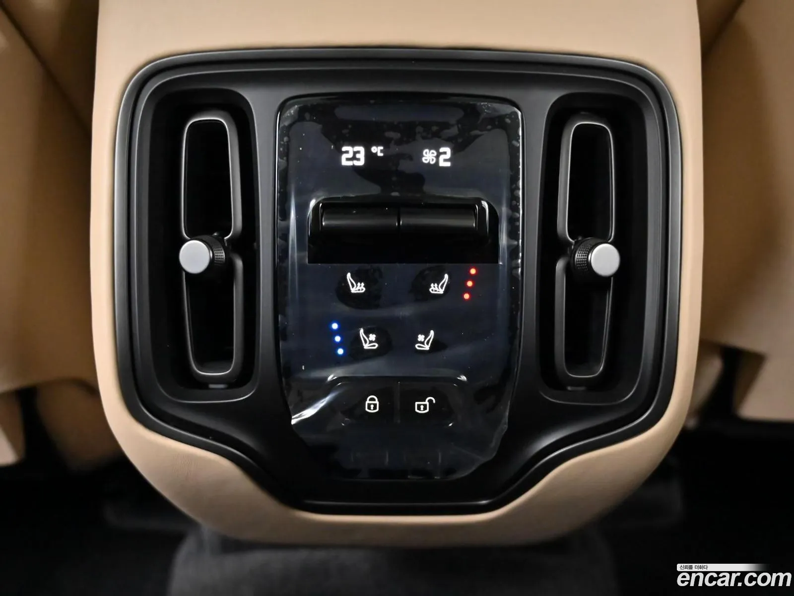Aston Martin DBX 2023 — 17