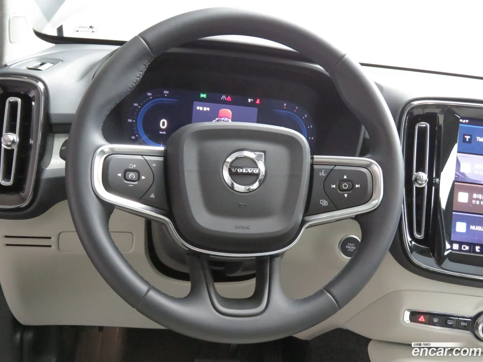 Volvo XC40 2025 — 4