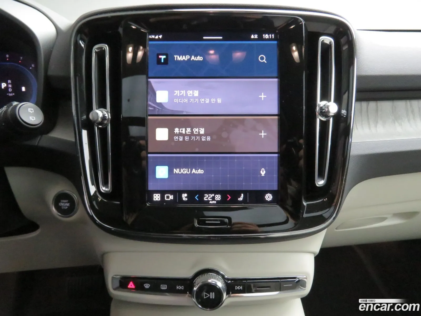 Volvo XC40 2025 — 2