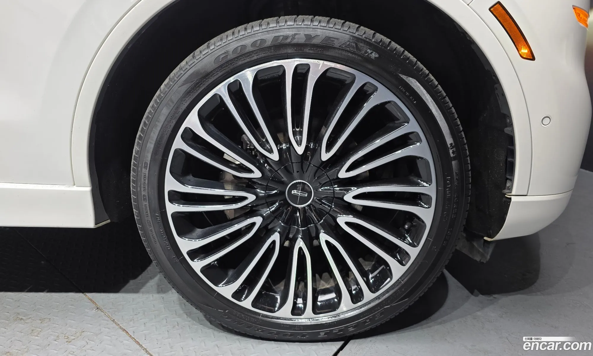 Lincoln Aviator 2020 5LM5J9XC0LGL33097 — 6