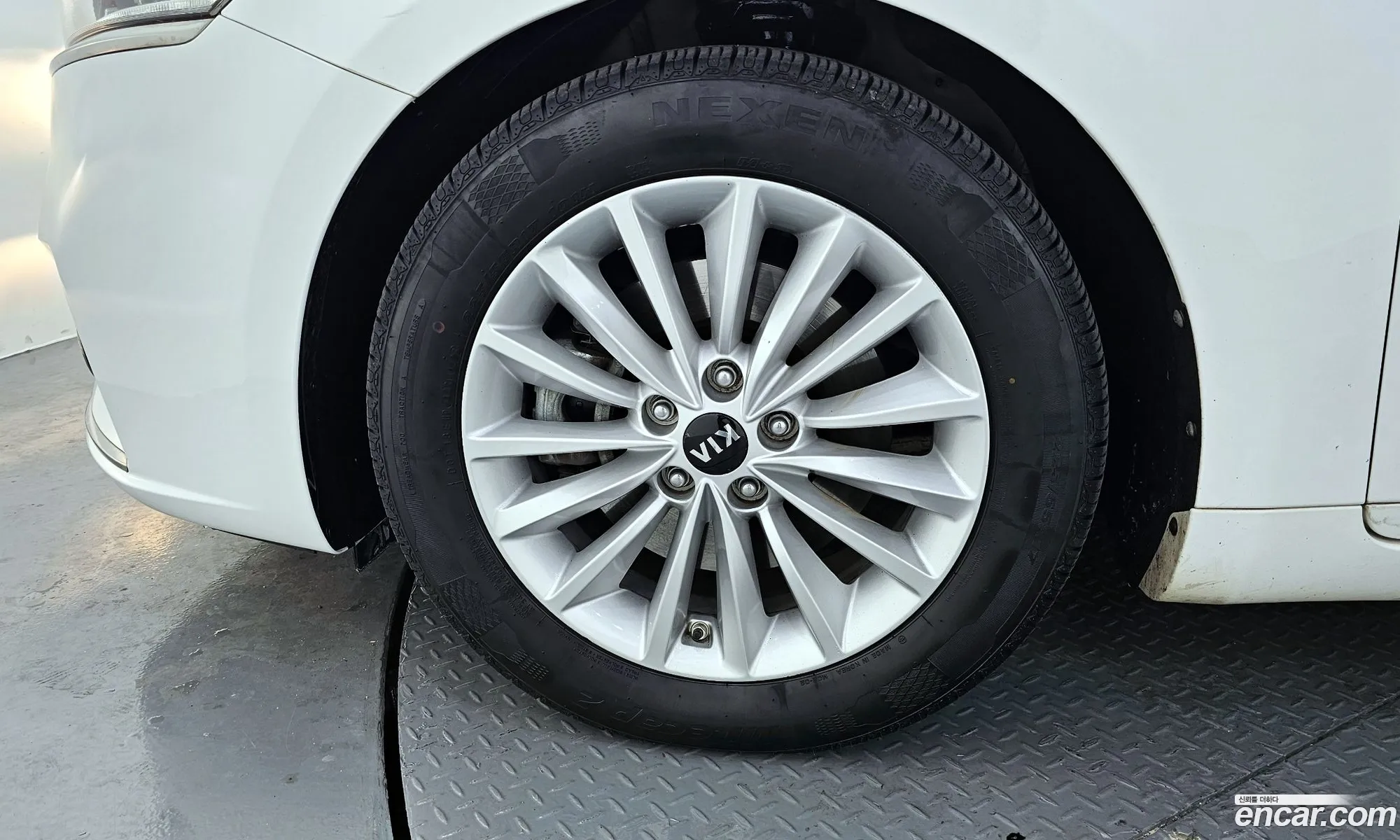 Kia K7 2017 KNALB41ABHA076171 — 6