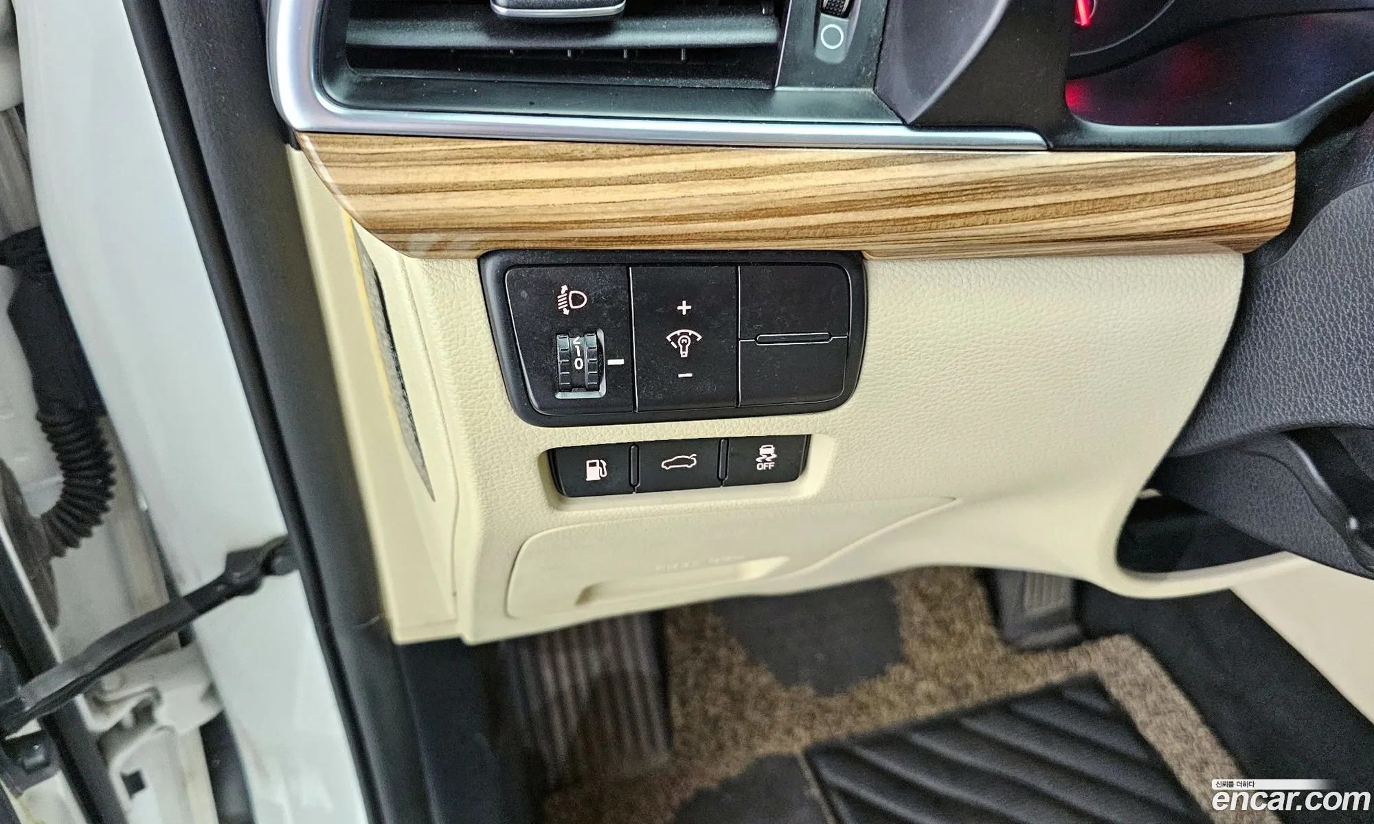 Kia K7 2017 KNALB41ABHA076171 — 8