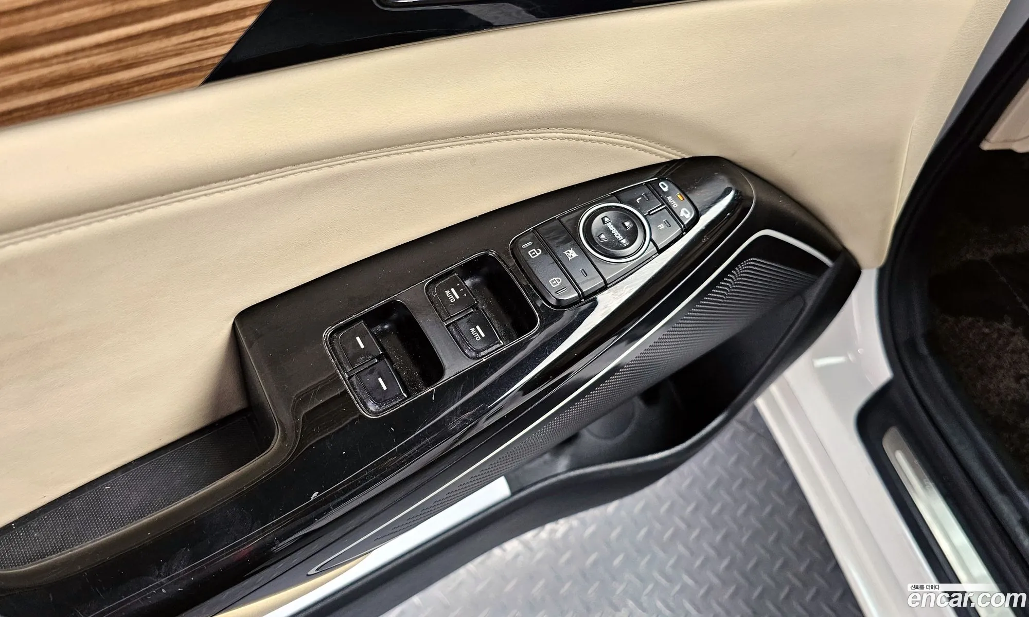 Kia K7 2017 KNALB41ABHA076171 — 11