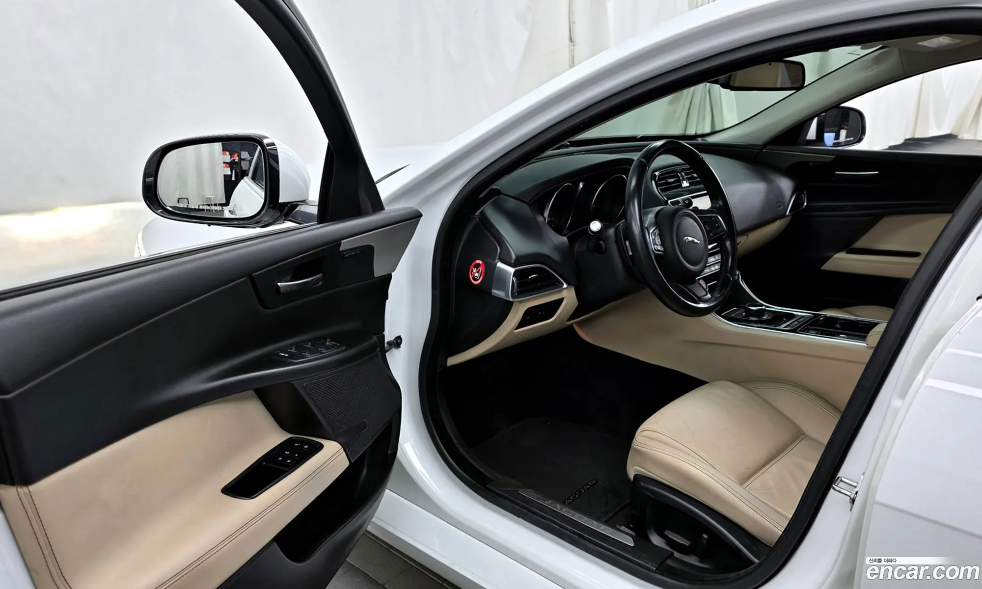 Jaguar XE 2017 SAJAA4BN5HCP06104 — 4