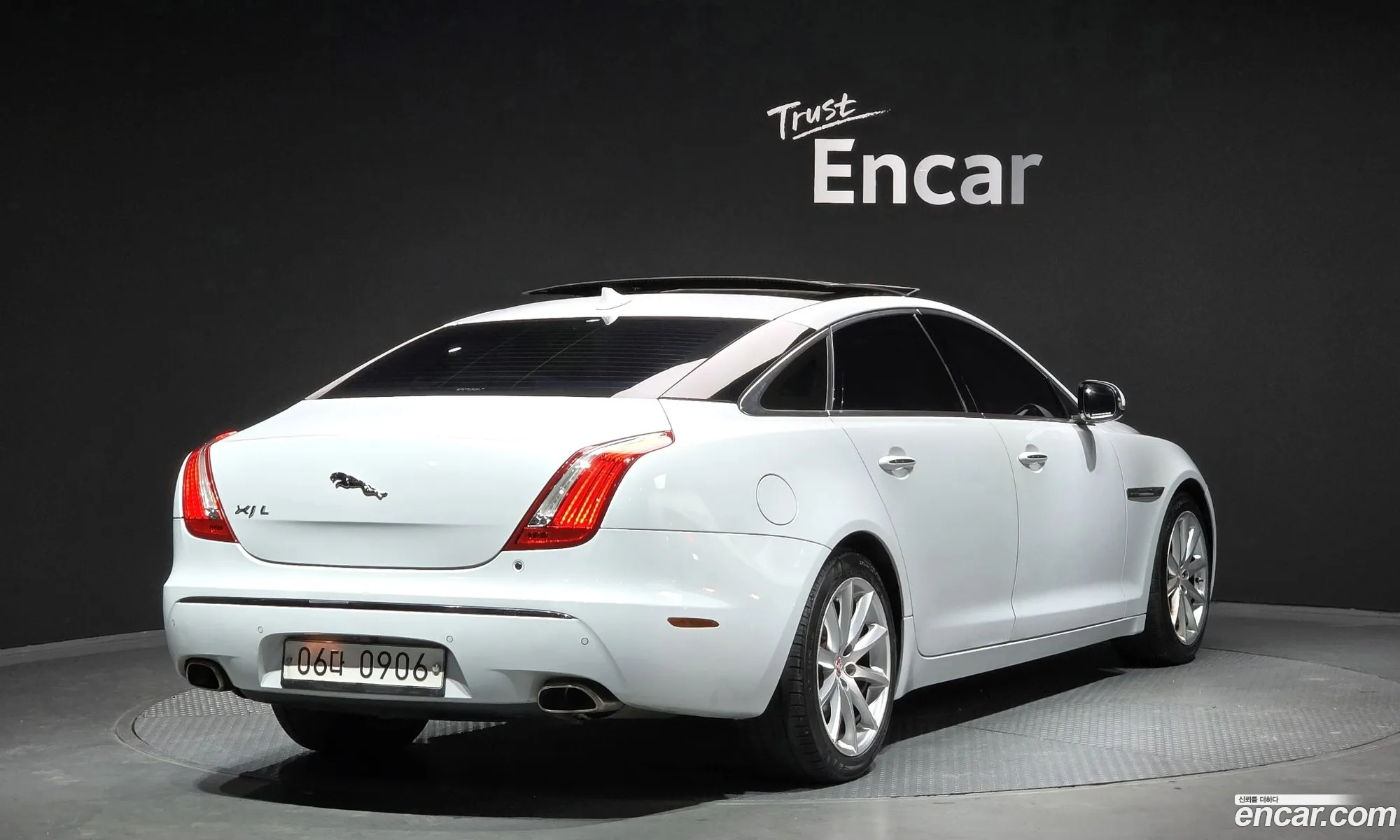 Jaguar XJ 2015 SAJAA2223FNV83771 — 3