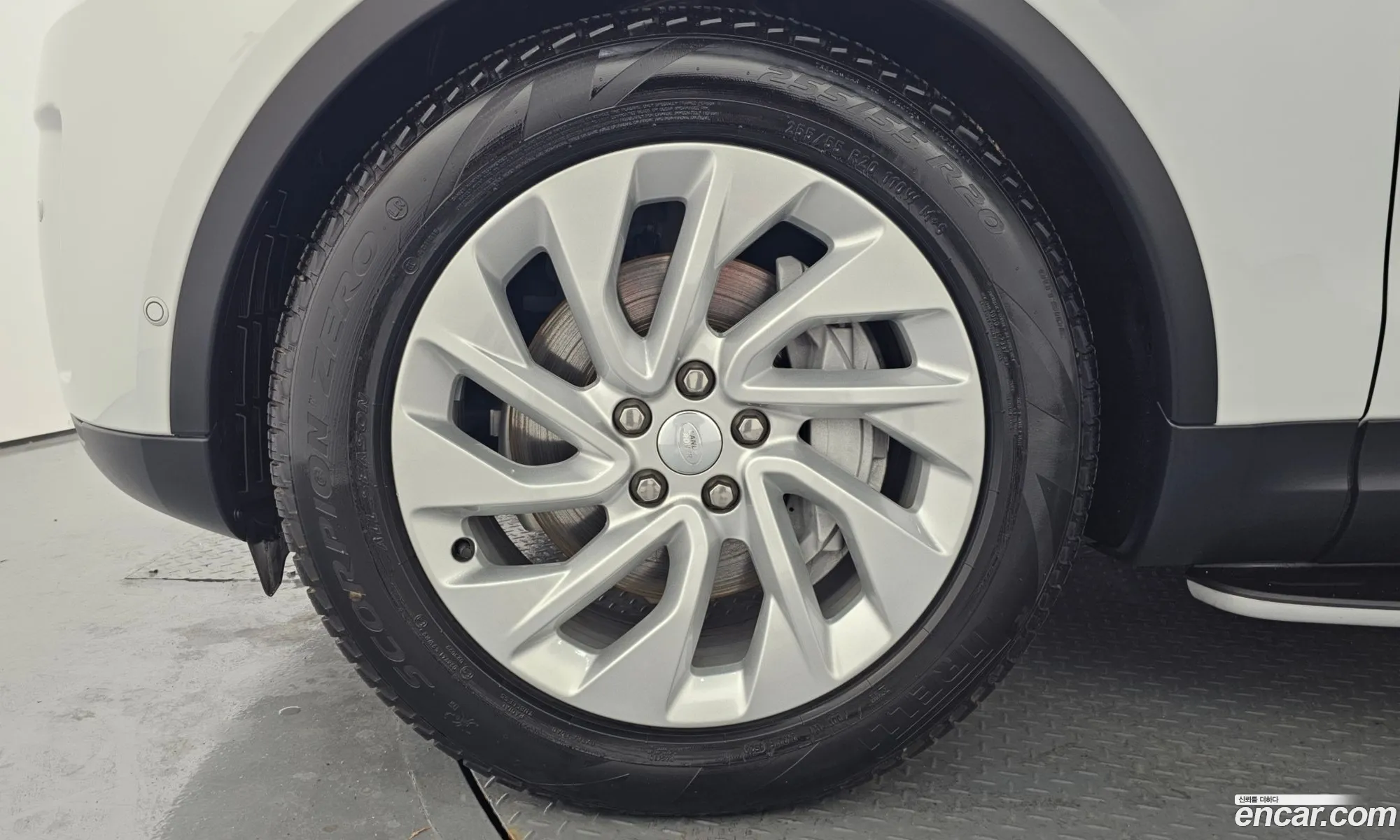 Land Rover Discovery 5 2025 — 17