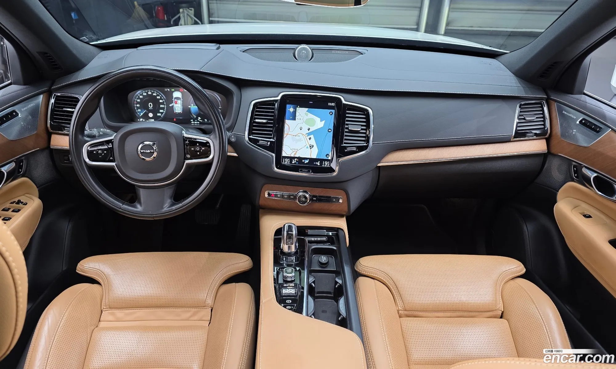 Volvo XC90 2018 YV1LFBR0DJ1354449 — 17