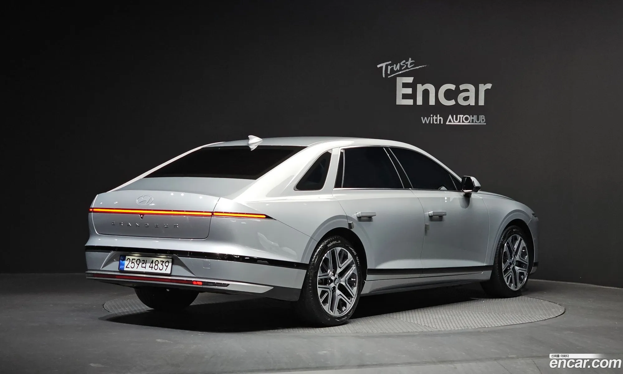 Hyundai Grandeur Hybrid 2025 — 3